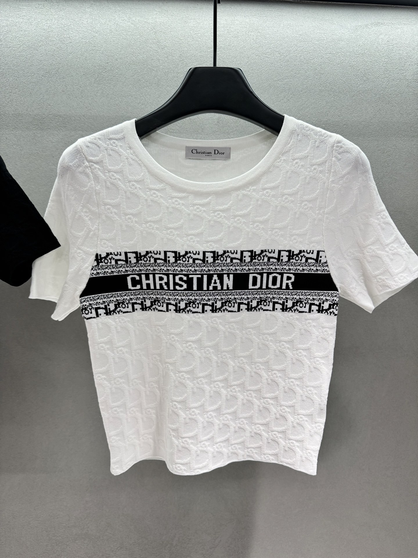 ￼ 🌾2026 SPring&Summer 🔥！Dio*r 提花短袖针织衫，经典的老花系列单品，衣身采用