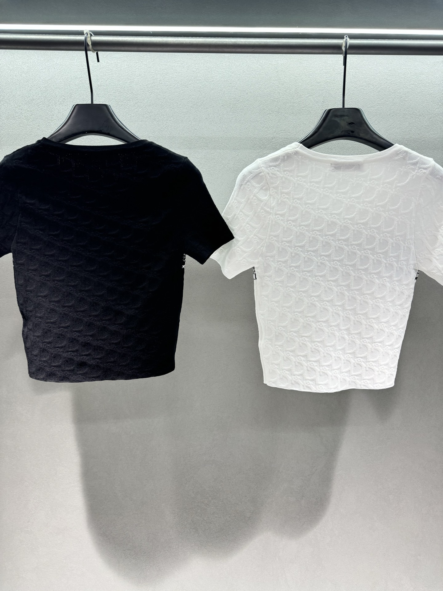 ￼ 🌾2026 SPring&Summer 🔥！Dio*r 提花短袖针织衫，经典的老花系列单品，衣身采用