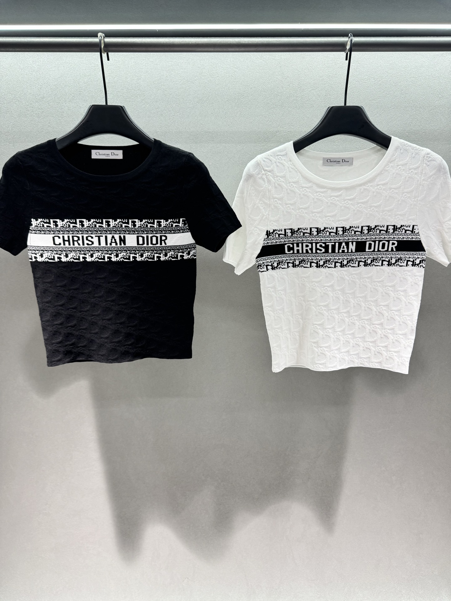 ￼ 🌾2026 SPring&Summer 🔥！Dio*r 提花短袖针织衫，经典的老花系列单品，衣身采用