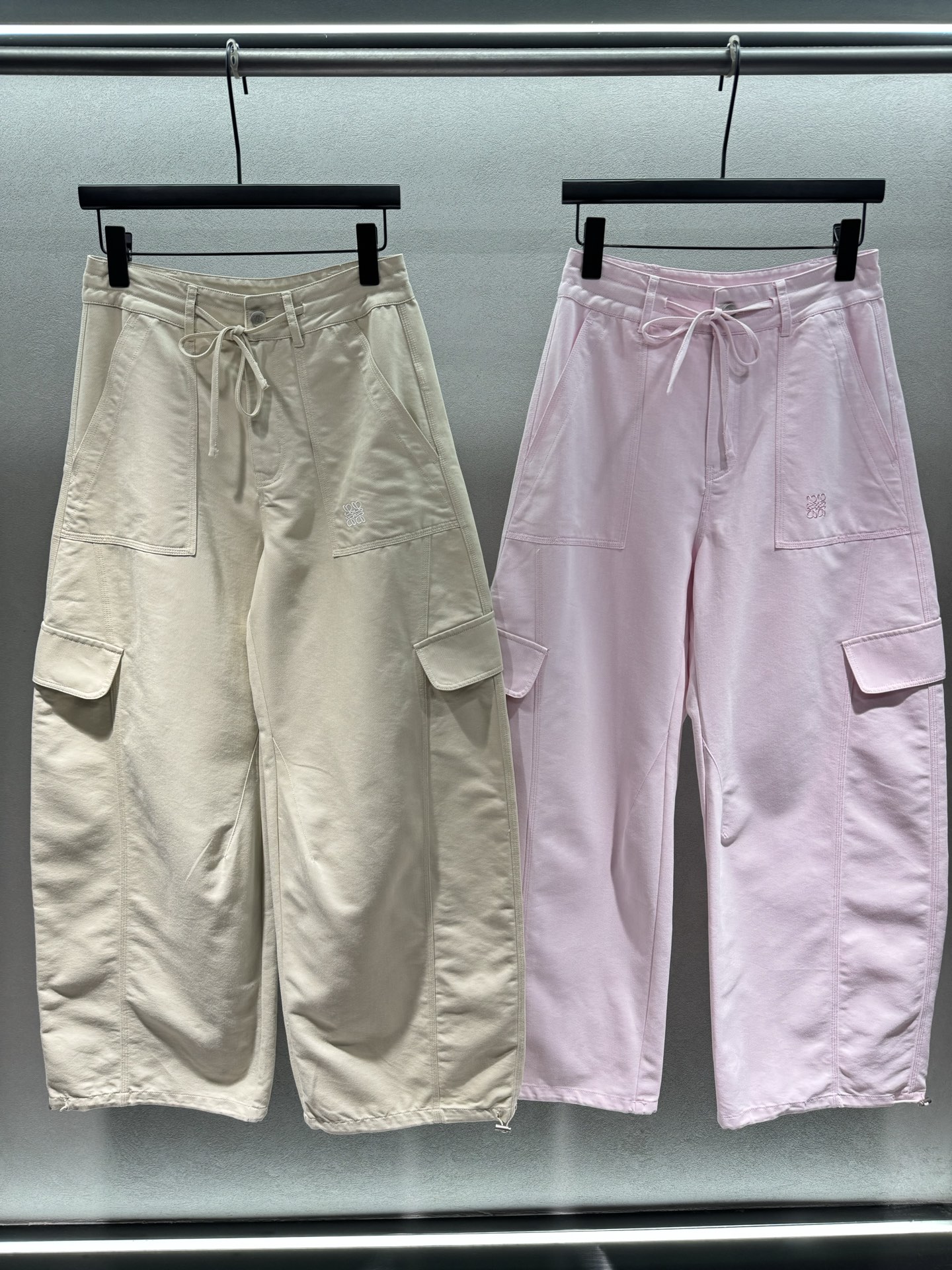￼ 🌾2026 SPring&Summer 🔥！loew*，抽绳工装阔腿裤腰部采用抽绳系带设计，可自由调