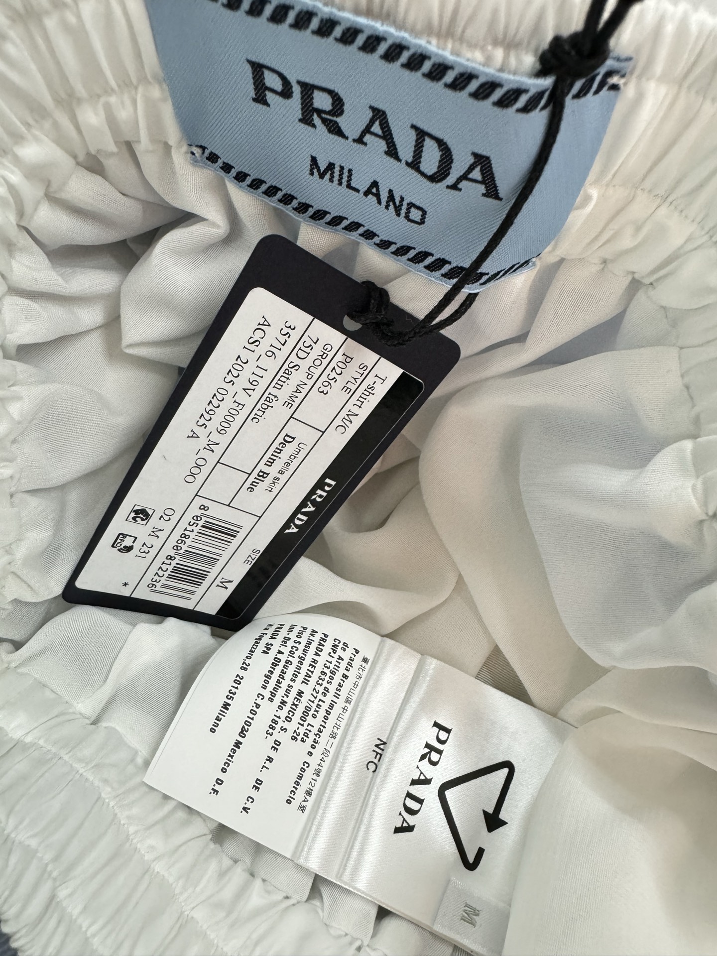 ￼ 🌾2026 SPring&Summer 🔥 ！Prad*，渐变半裙，浅蓝到纯白的晕染渐变，像把春日的