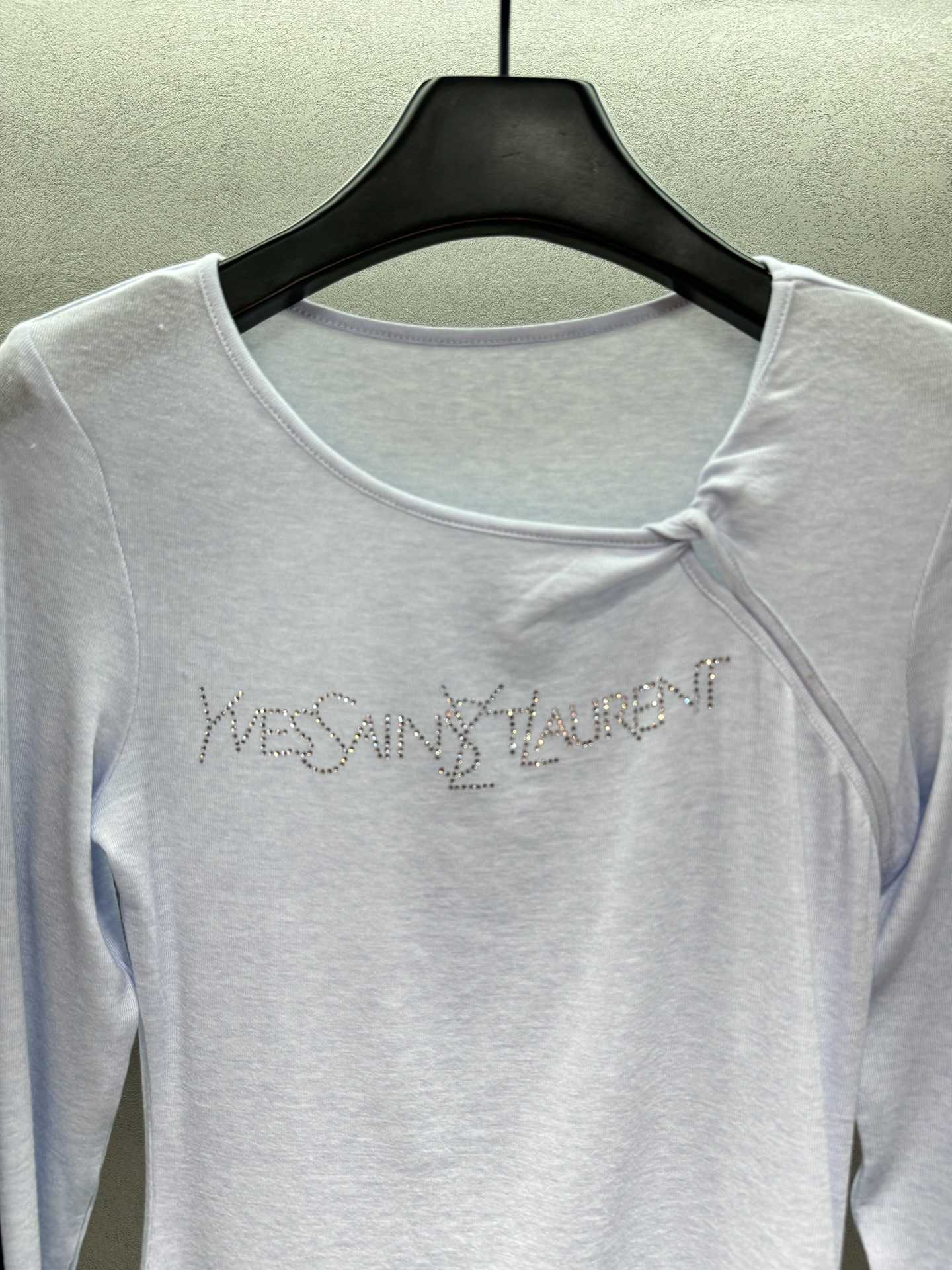 ￼ 🌾2026 SPring&Summer 🔥！YS*L，温柔到骨子里的烫钻长袖！斜领口结设计温柔又显气