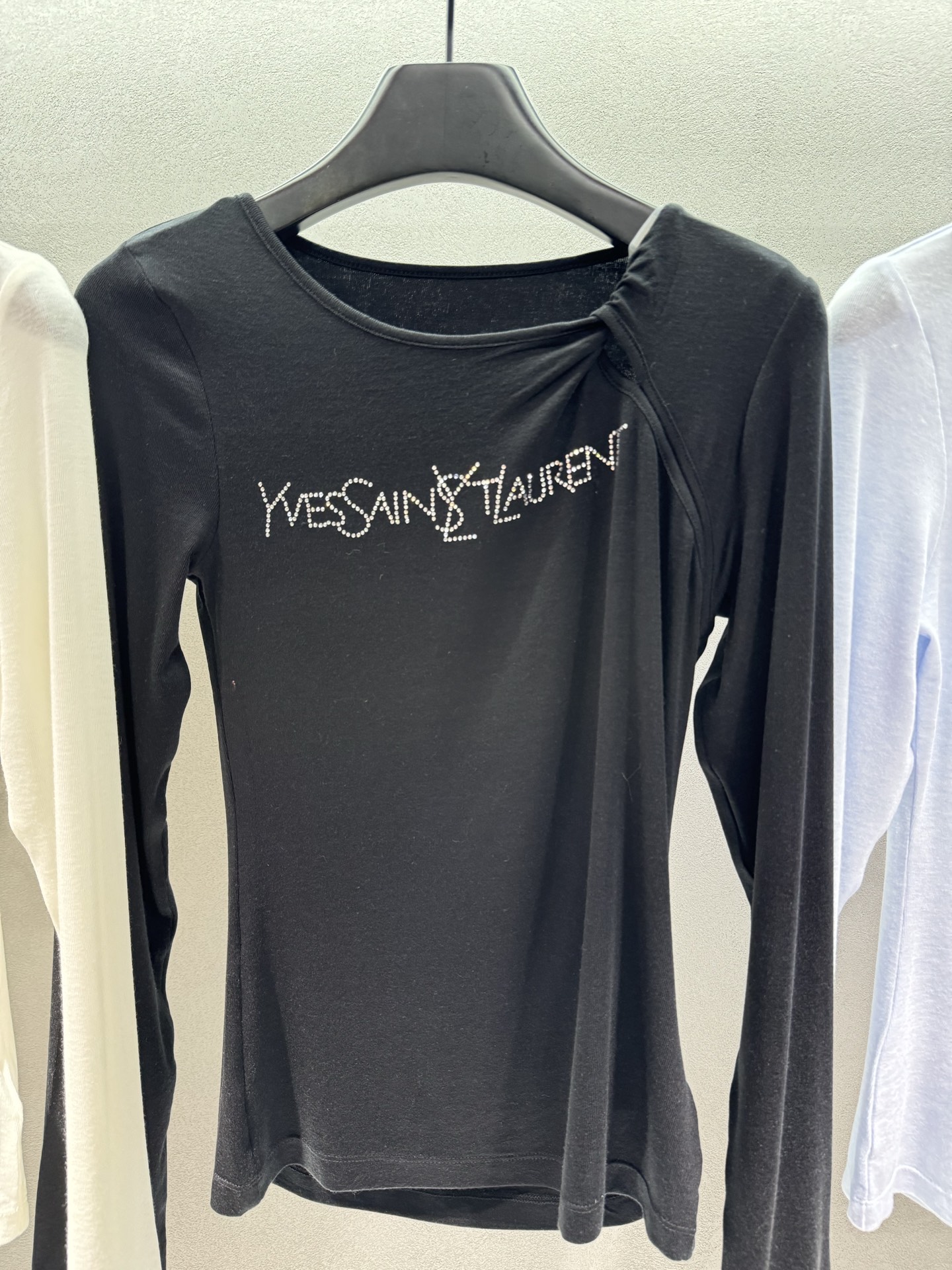 ￼ 🌾2026 SPring&Summer 🔥！YS*L，温柔到骨子里的烫钻长袖！斜领口结设计温柔又显气