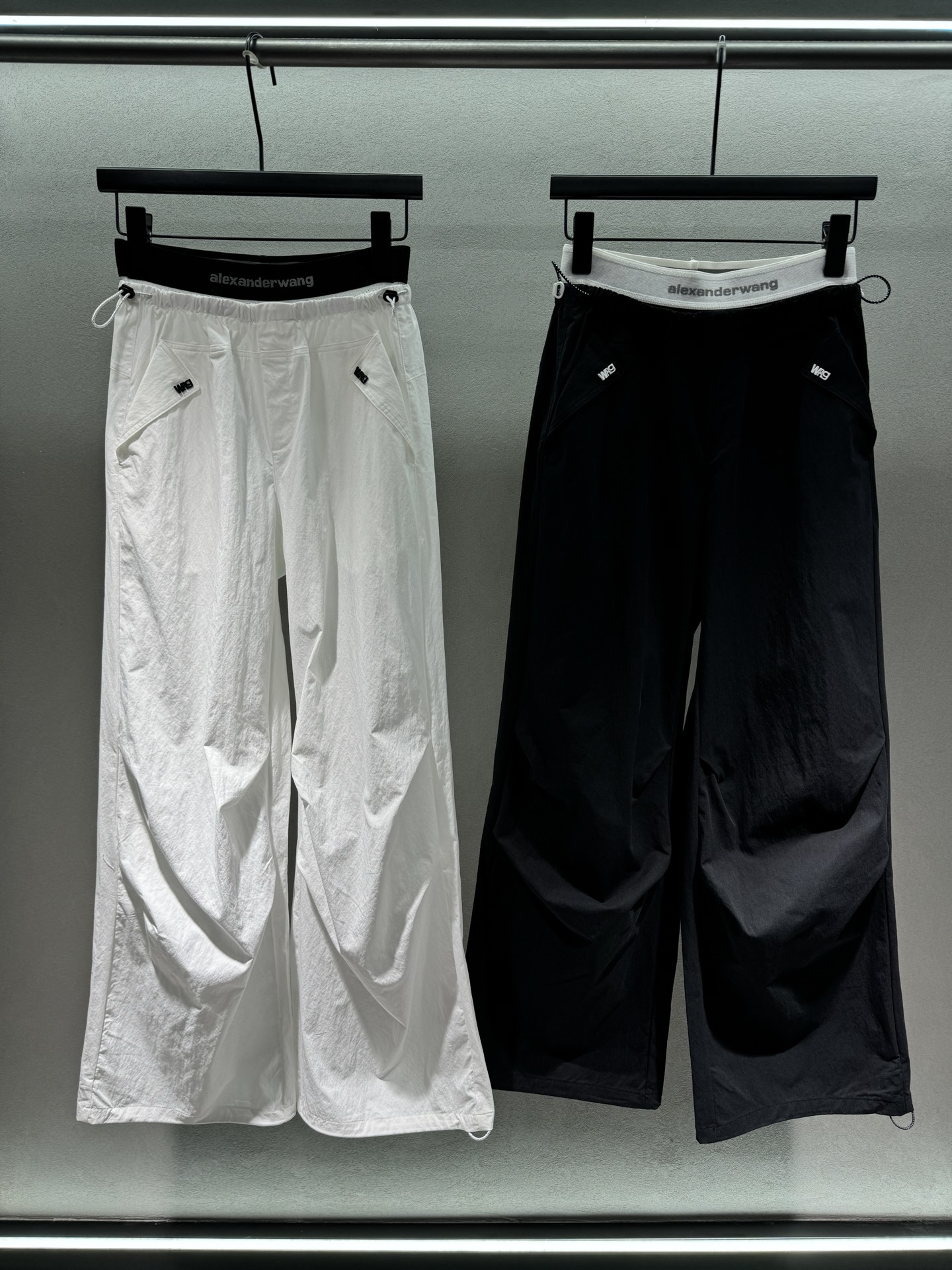 ￼ 🌾2026 SPring&Summer 🔥！AW织带腰抽绳阔腿裤，腰头采用撞色松紧带，印有AW品牌字