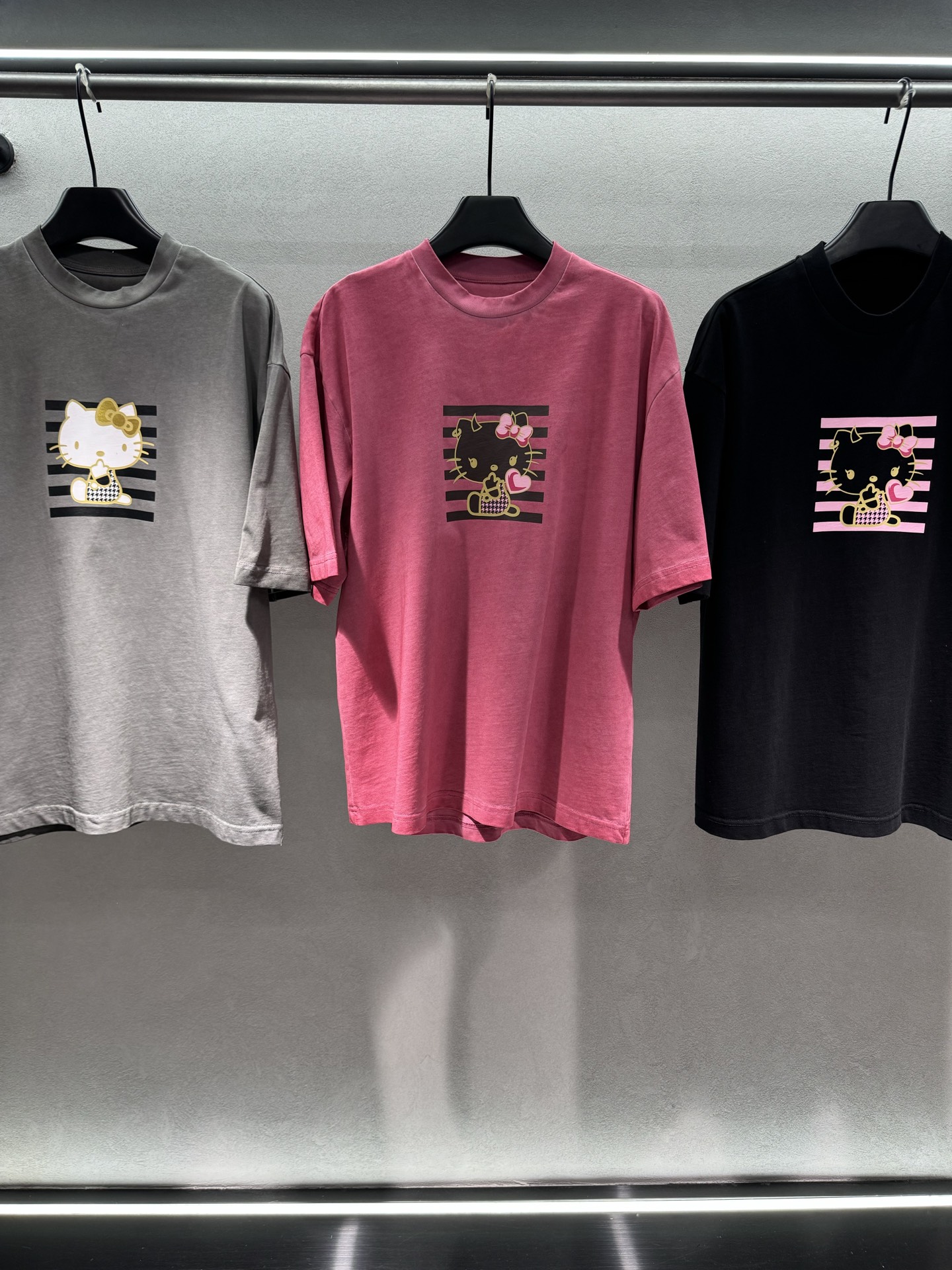 NO:801260,2026 Spring&Summer!  SELALA*GU  ,,T-shirt,tees,t-shirt,198609092026 Spring&Summer ！SELALA*GU X OITM*MTIO, 卡通kitty做旧宽松短袖T恤 , 正面印有经典Hello Kitty形象, 同时加入烫金工艺点缀, 提升了精致感与辨识度； 采用宽松落肩版型,对各种身材都很友好； 做旧水洗面料,自带复古磨白质感, 穿着舒适且有慵懒氛围. 三色,三码！,,T-shirt,tees，t-shirt,,Women's clothing