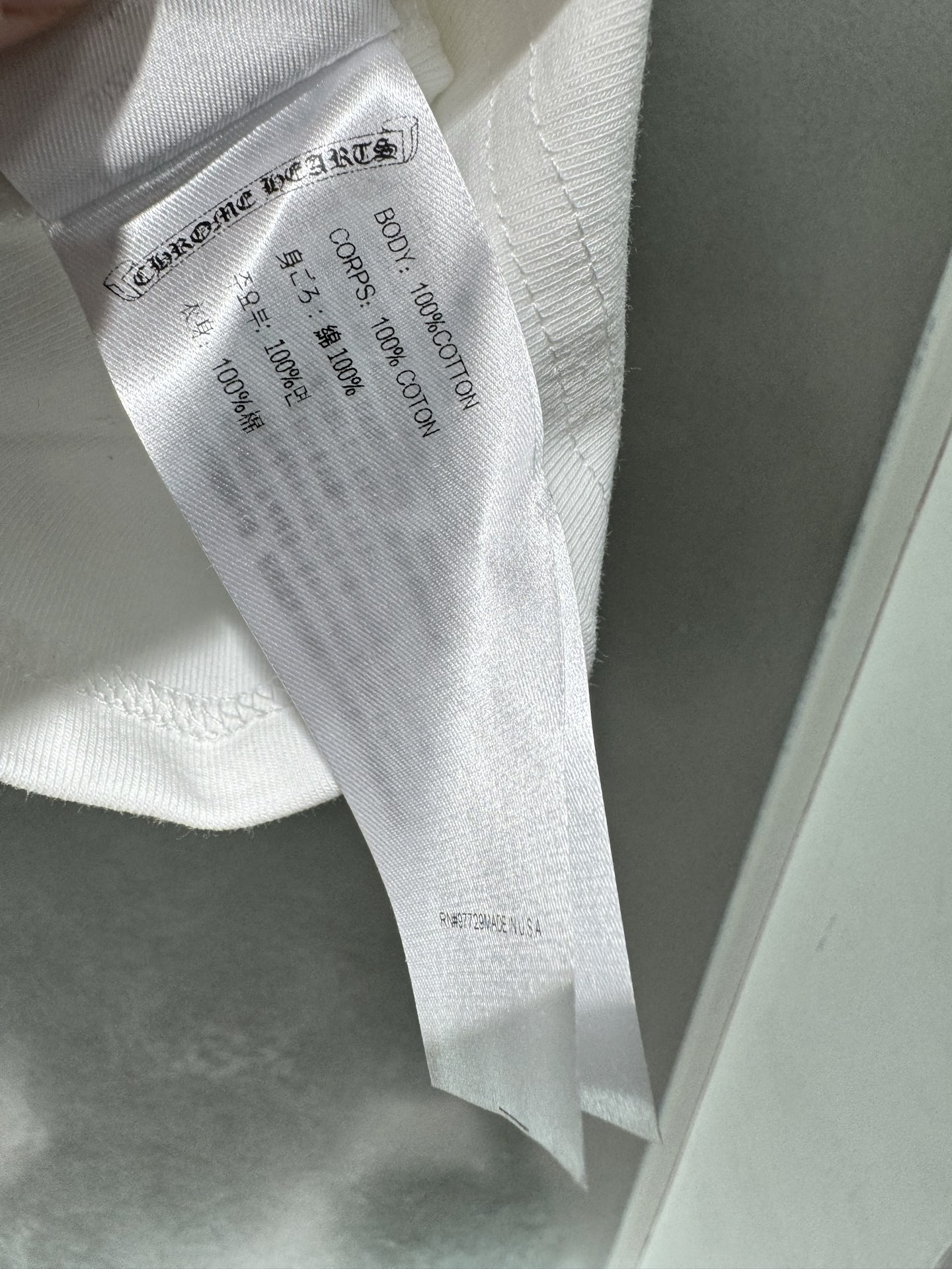 ！克罗*心，烫钻马蹄十字短袖T恤修身短袖，胸口、后背、袖口重工烫钻工艺，在光线下呈现闪耀质感，低调又极具
