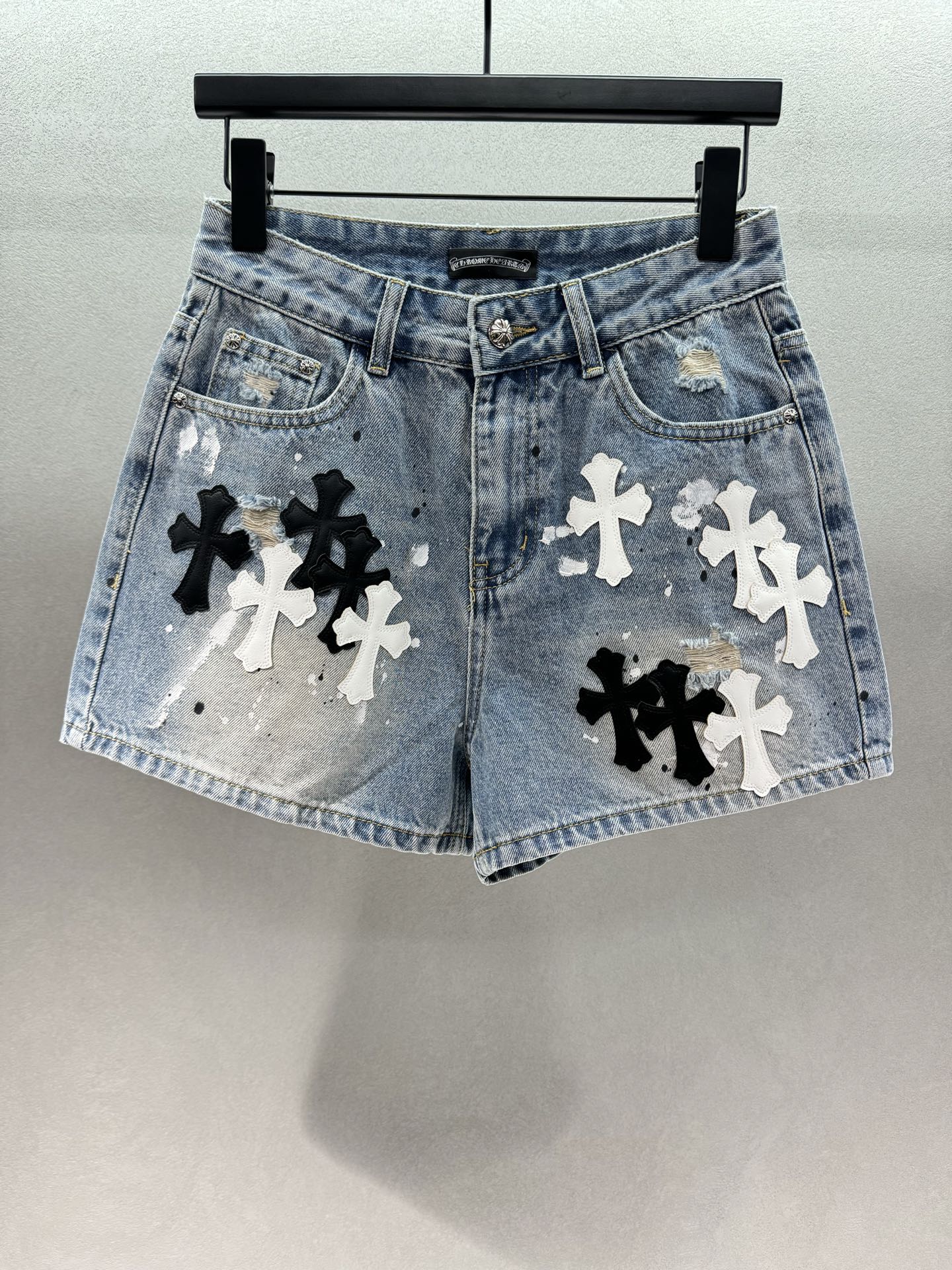 ￼ 🌾2026 SPring&Summer 🔥！克罗*心，十字架皮标牛仔短裤，高腰A字版型，裤长偏短，修