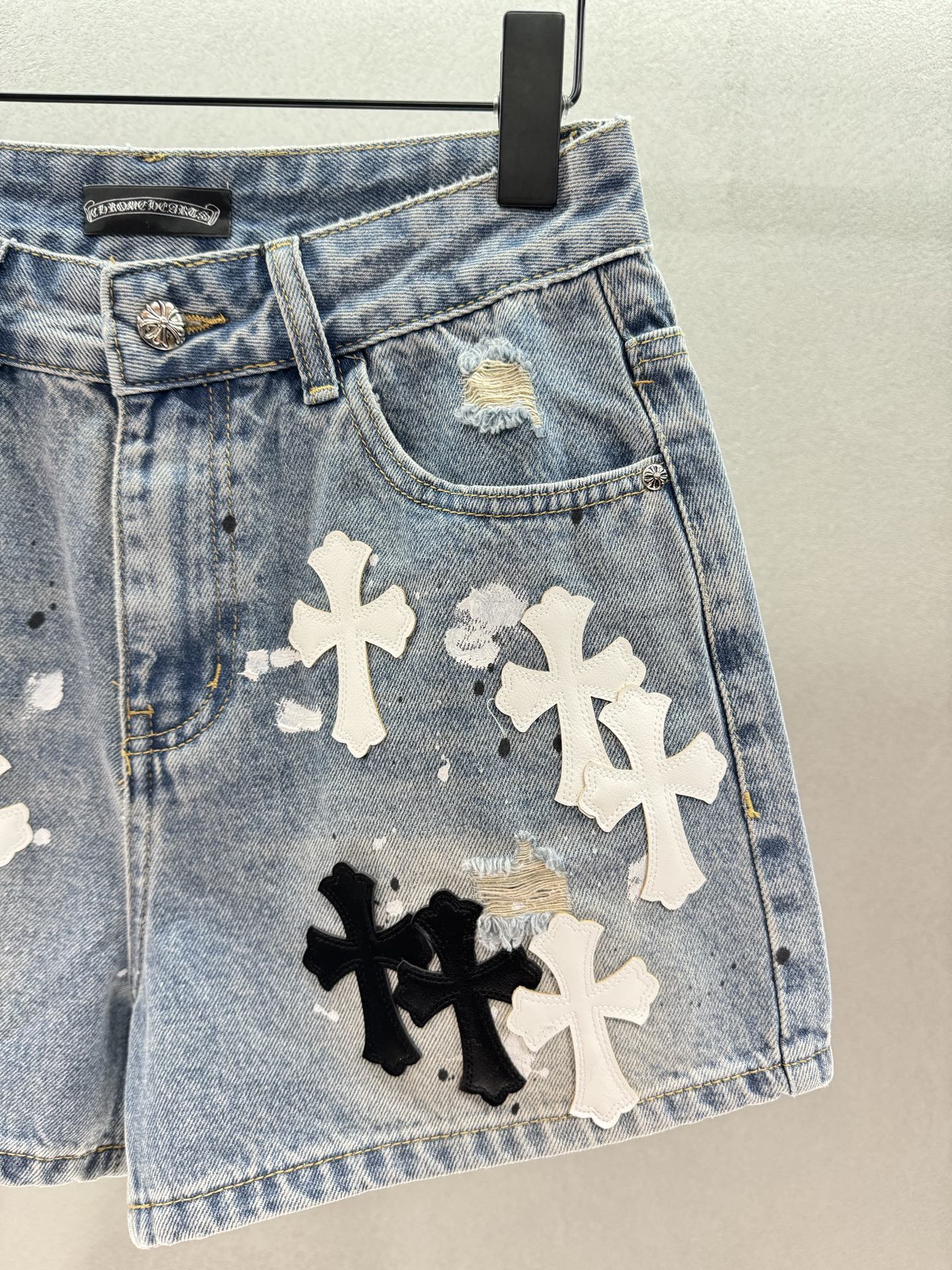 ￼ 🌾2026 SPring&Summer 🔥！克罗*心，十字架皮标牛仔短裤，高腰A字版型，裤长偏短，修