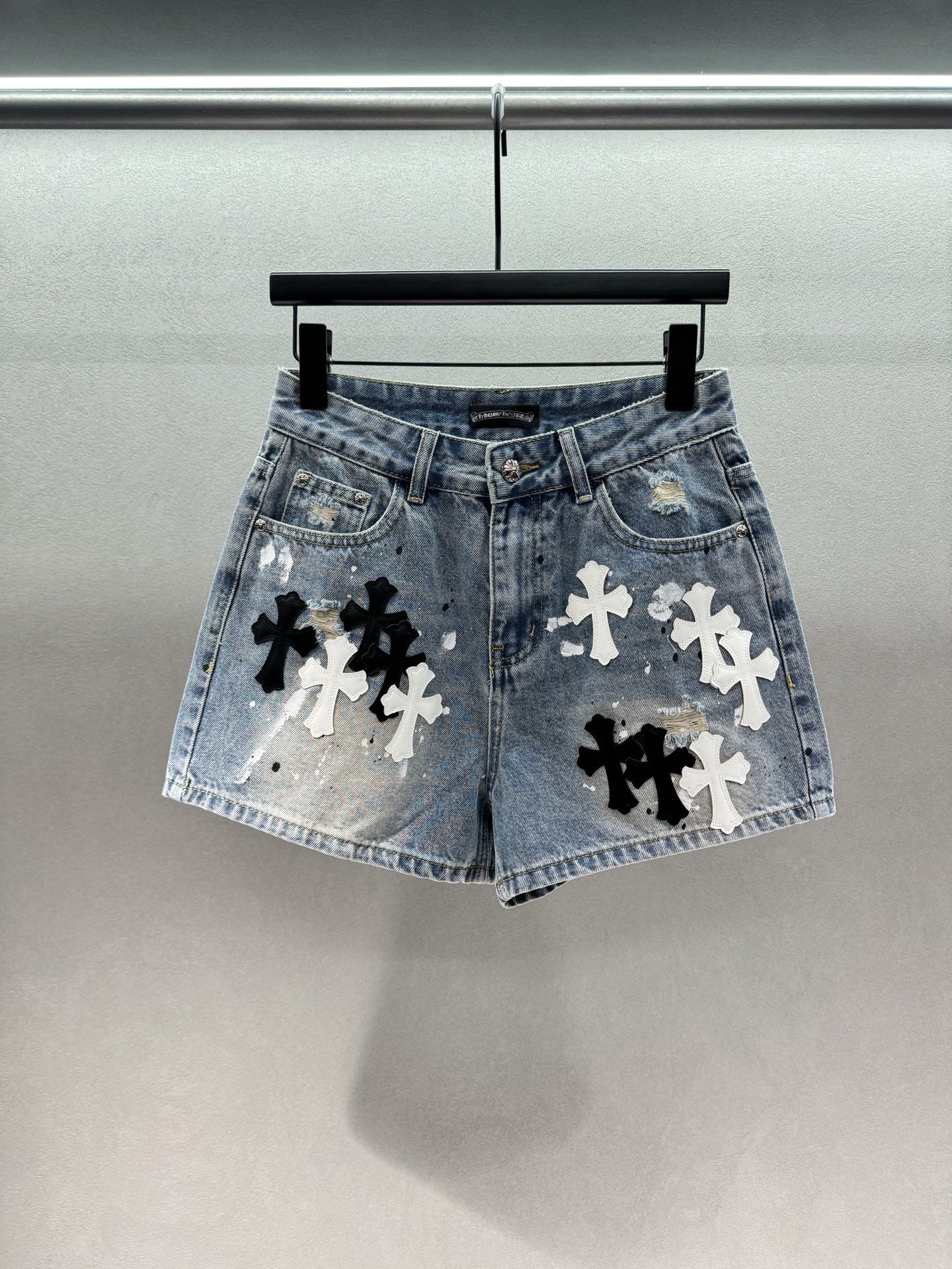 ￼ 🌾2026 SPring&Summer 🔥！克罗*心，十字架皮标牛仔短裤，高腰A字版型，裤长偏短，修