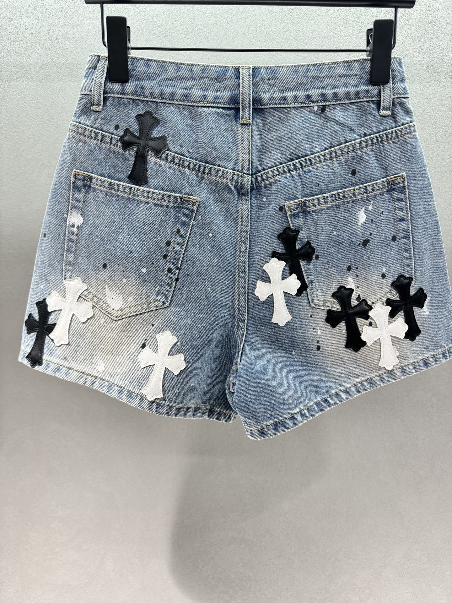 ￼ 🌾2026 SPring&Summer 🔥！克罗*心，十字架皮标牛仔短裤，高腰A字版型，裤长偏短，修