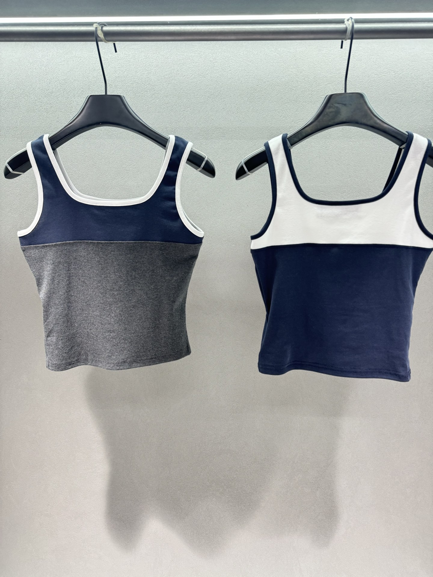 ￼ 🌾2026 SPring&Summer 🔥！Ann假两件叠穿背心，假两件撞色设计，层次感拉满，宽肩带