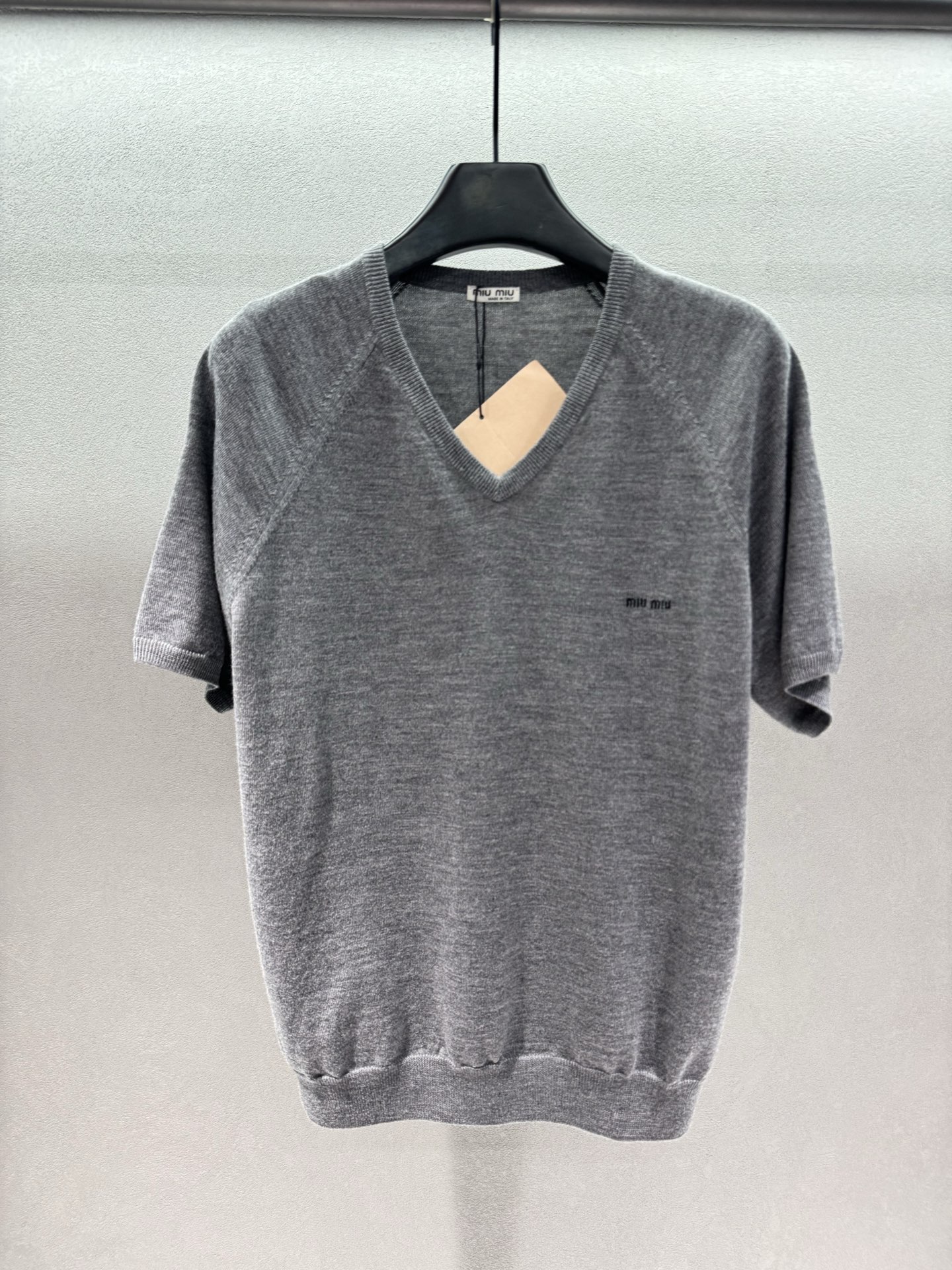 ￼ 🌾2026 SPring&Summer 🔥！Miu Mi*u 灰色V领短袖针织衫，经典的miu系老钱