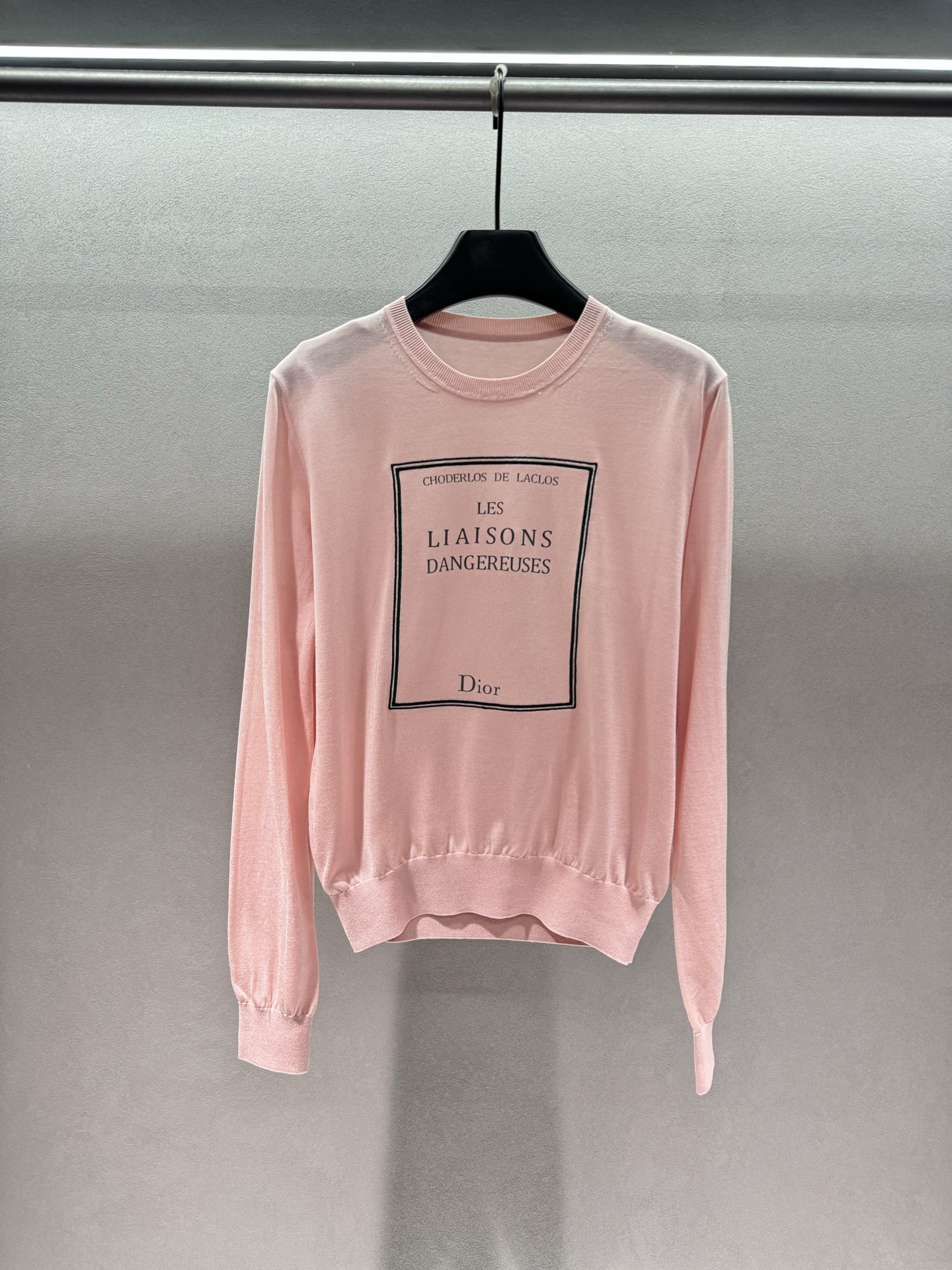 ￼ 🌾2026 SPring&Summer 🔥！Di*or这件粉针织衫把文艺感焊在身上！《危险关系》书名