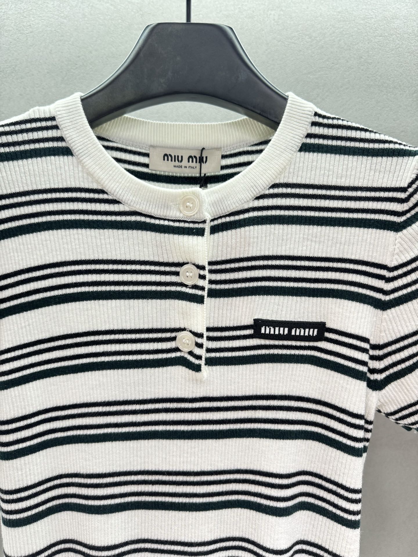 ￼ 🌾2026 SPring&Summer 🔥！Miu Mi*u，条纹短袖针织，撞色条纹+短款设计，甜酷