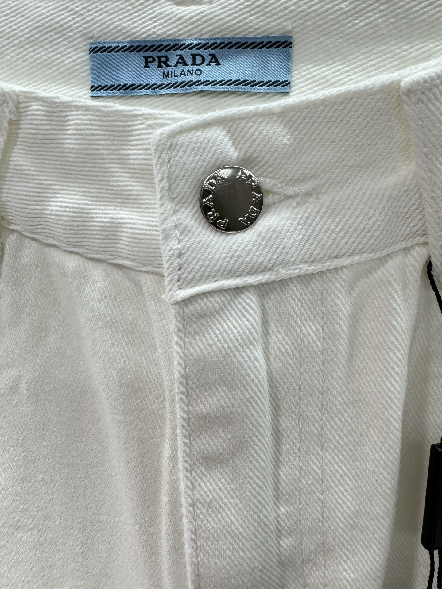 ￼ 🌾2026 SPring&Summer 🔥！Prad*，极简风直筒牛仔裤，奶白、渐变蓝双色，干净又耐