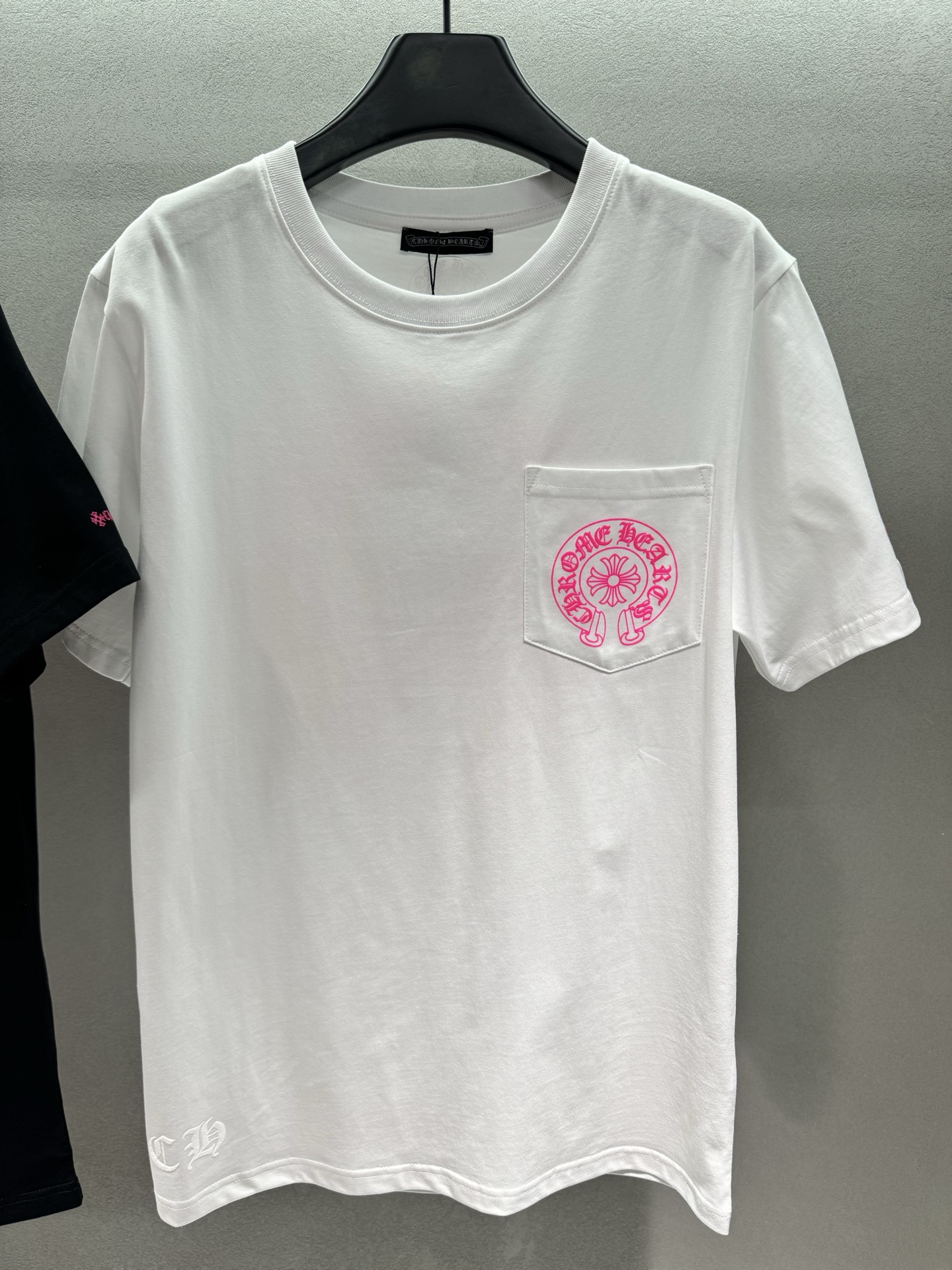 ￼ 🌾2026 SPring&Summer 🔥！克罗*心，粉标口袋T恤，粉标印花拍照超上镜，宽松版型慵懒