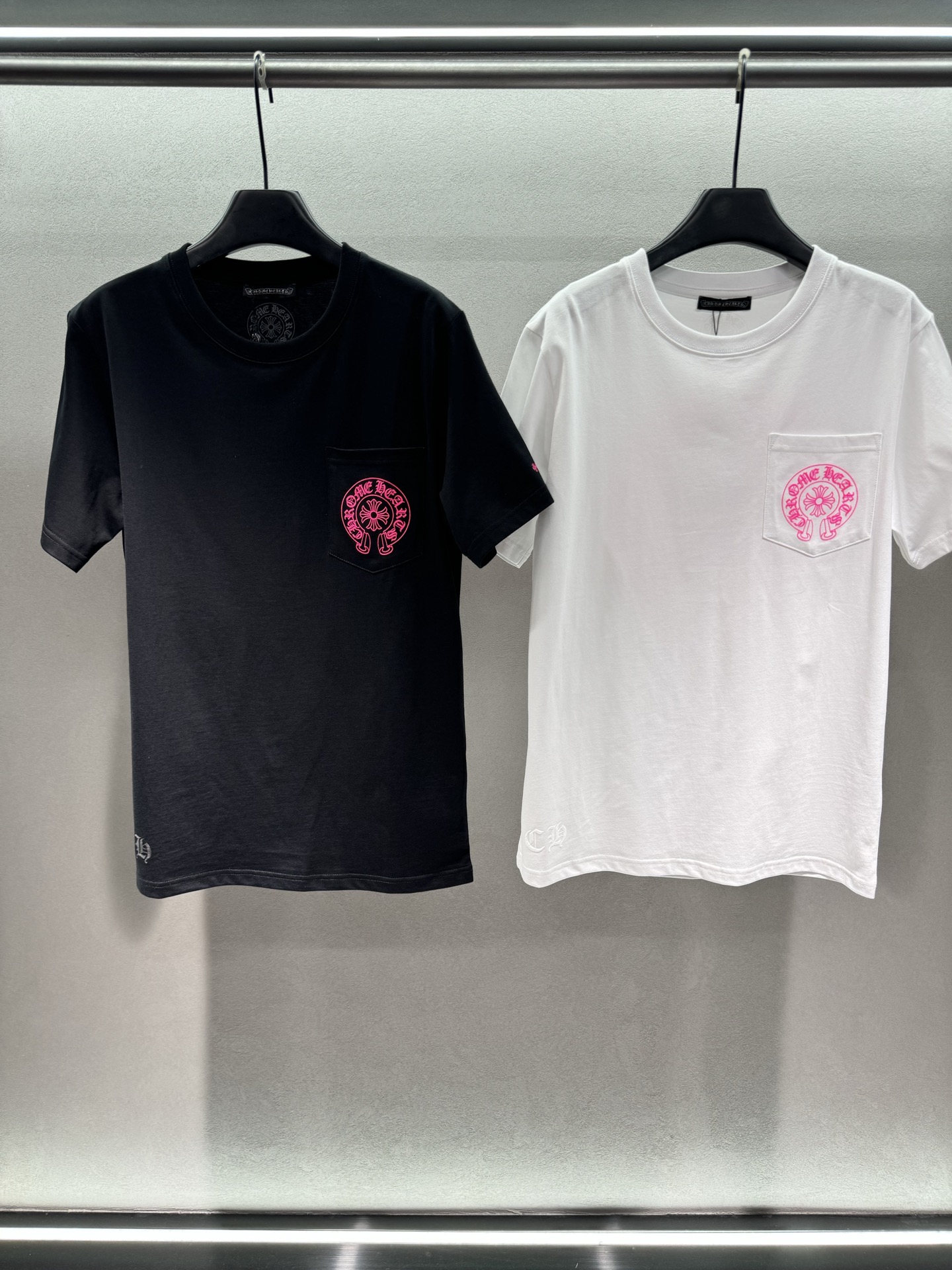 ￼ 🌾2026 SPring&Summer 🔥！克罗*心，粉标口袋T恤，粉标印花拍照超上镜，宽松版型慵懒