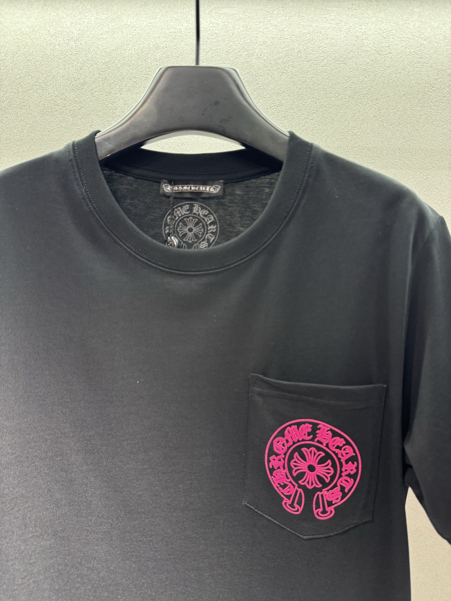 ￼ 🌾2026 SPring&Summer 🔥！克罗*心，粉标口袋T恤，粉标印花拍照超上镜，宽松版型慵懒