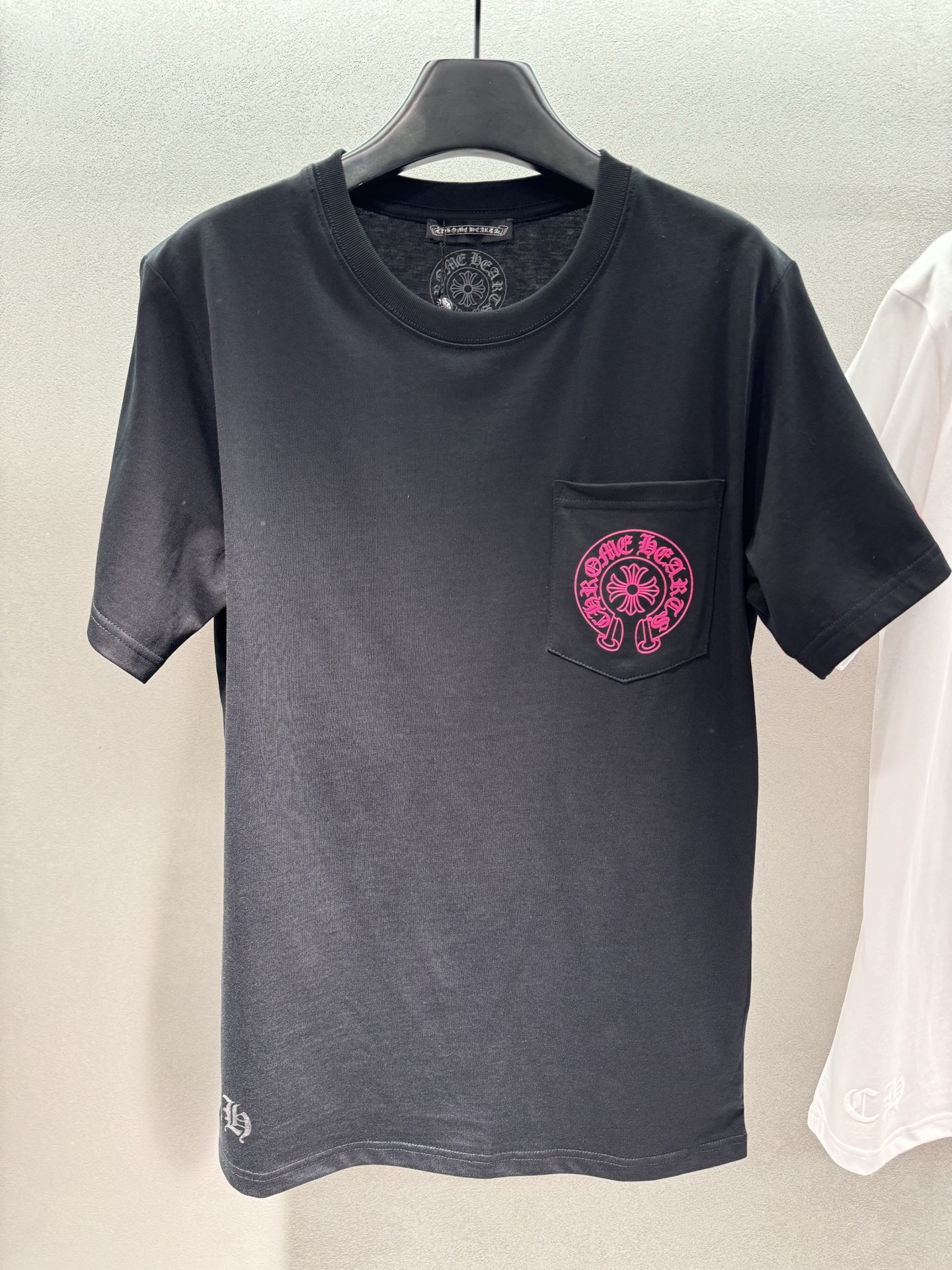 ￼ 🌾2026 SPring&Summer 🔥！克罗*心，粉标口袋T恤，粉标印花拍照超上镜，宽松版型慵懒