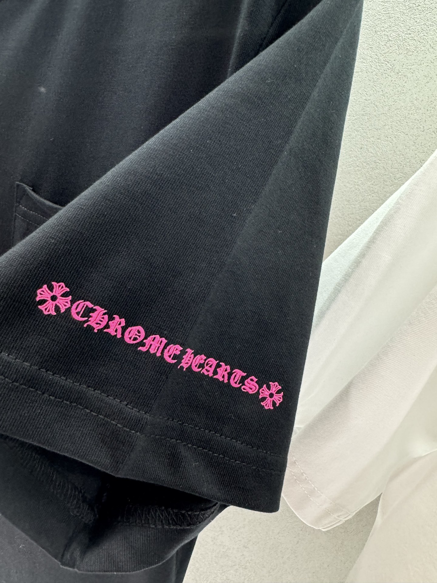 ￼ 🌾2026 SPring&Summer 🔥！克罗*心，粉标口袋T恤，粉标印花拍照超上镜，宽松版型慵懒