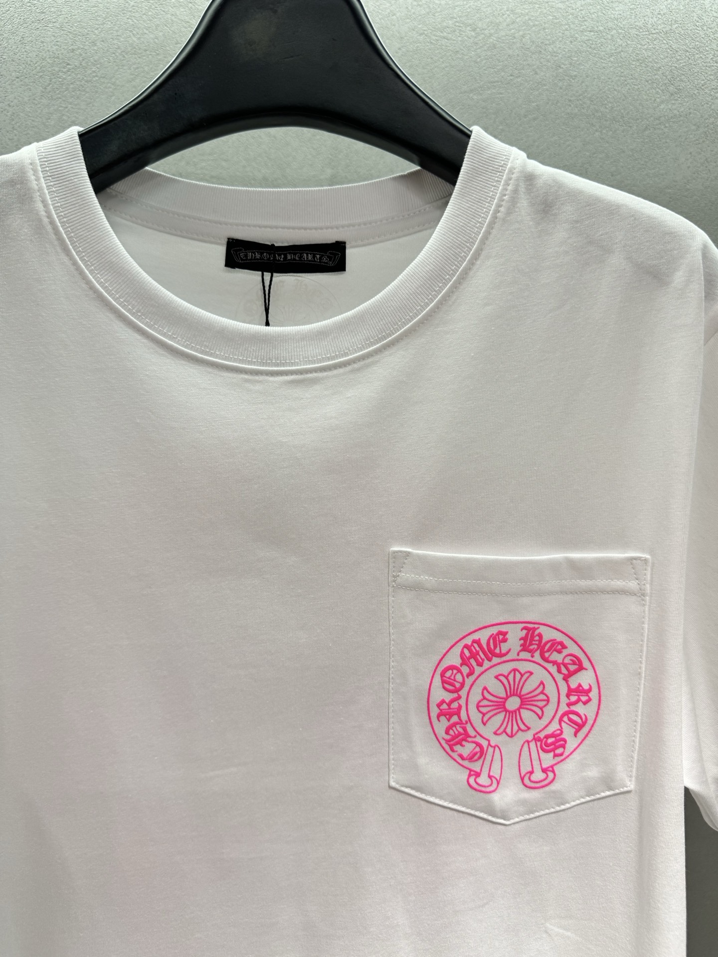 ￼ 🌾2026 SPring&Summer 🔥！克罗*心，粉标口袋T恤，粉标印花拍照超上镜，宽松版型慵懒