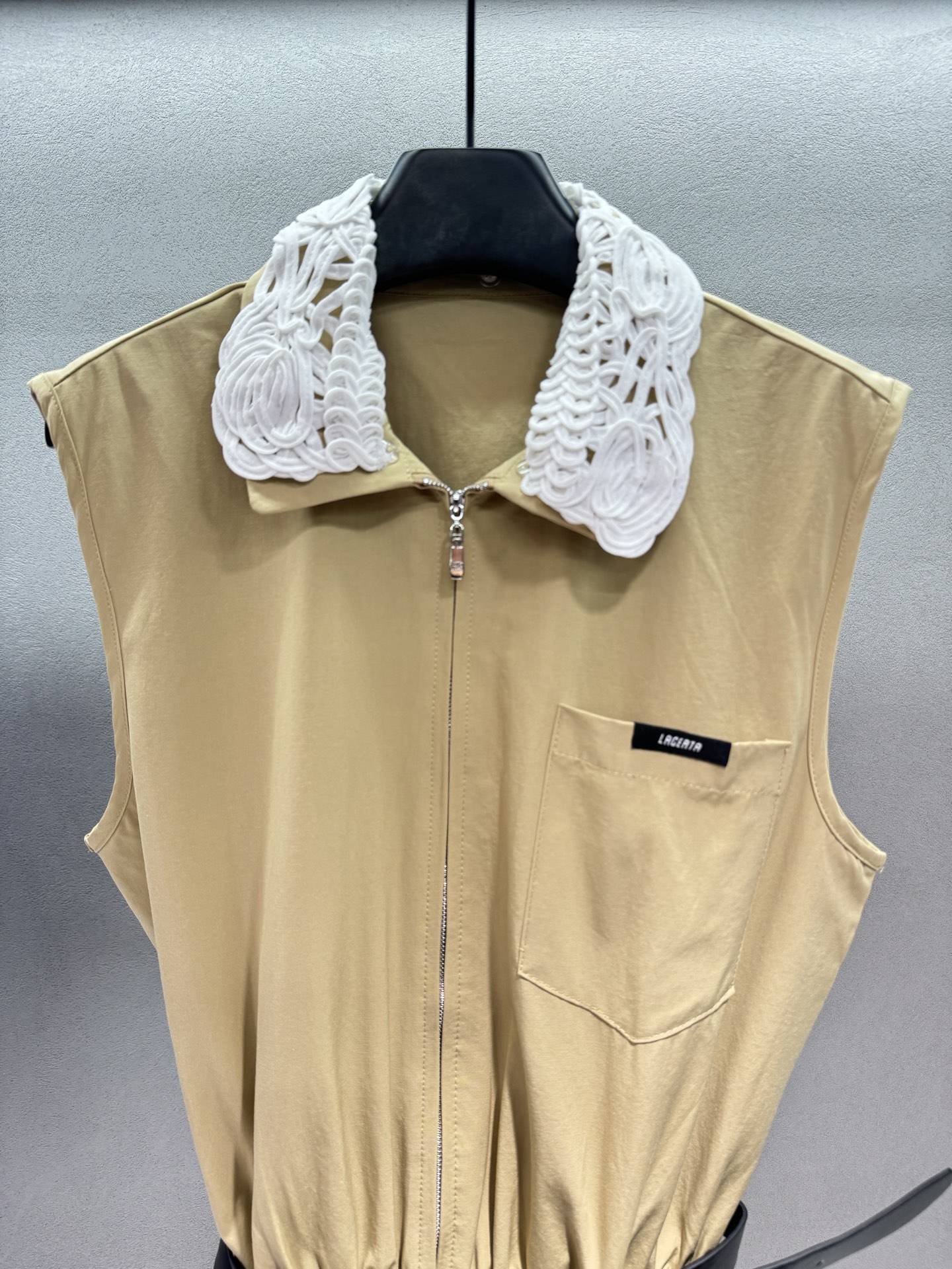 ￼ 🌾2026 SPring&Summer 🔥！lacer*ta，学院风蕾丝收腰连衣裙，立体盘花蕾丝翻领
