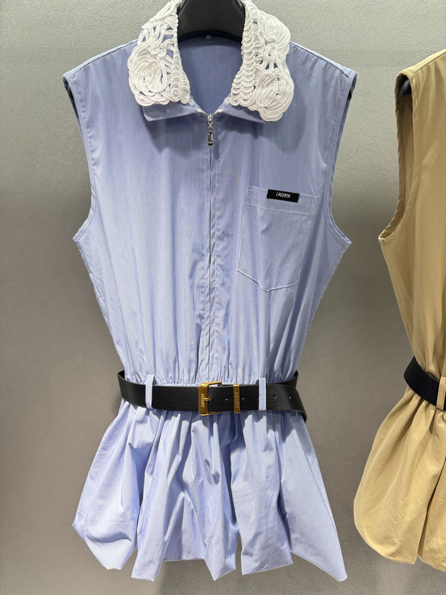 ￼ 🌾2026 SPring&Summer 🔥！lacer*ta，学院风蕾丝收腰连衣裙，立体盘花蕾丝翻领