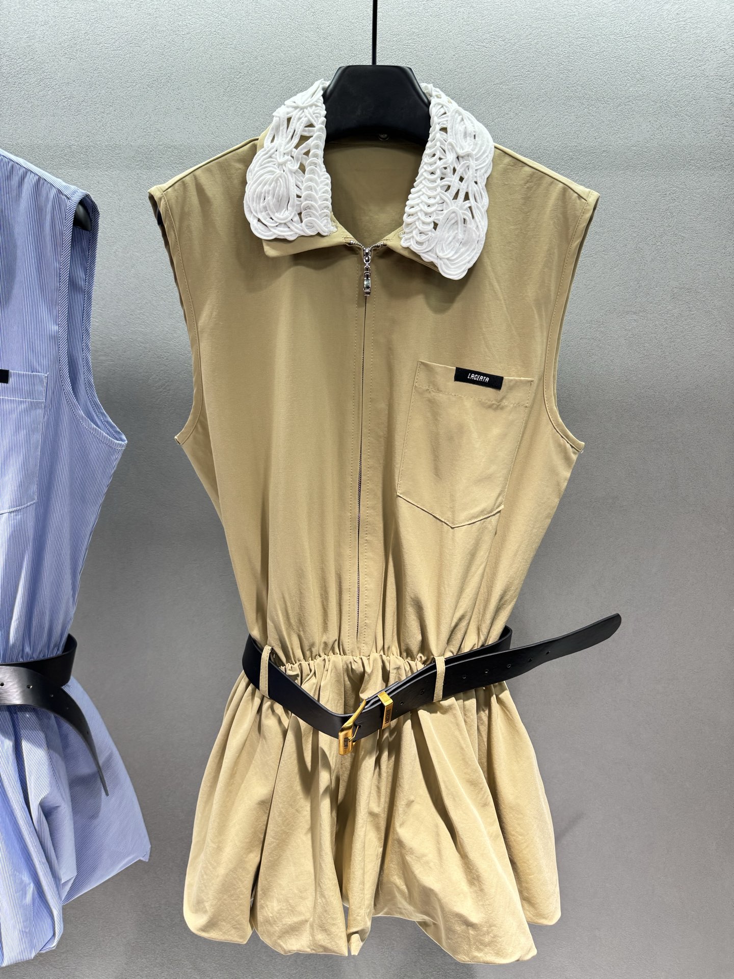 ￼ 🌾2026 SPring&Summer 🔥！lacer*ta，学院风蕾丝收腰连衣裙，立体盘花蕾丝翻领