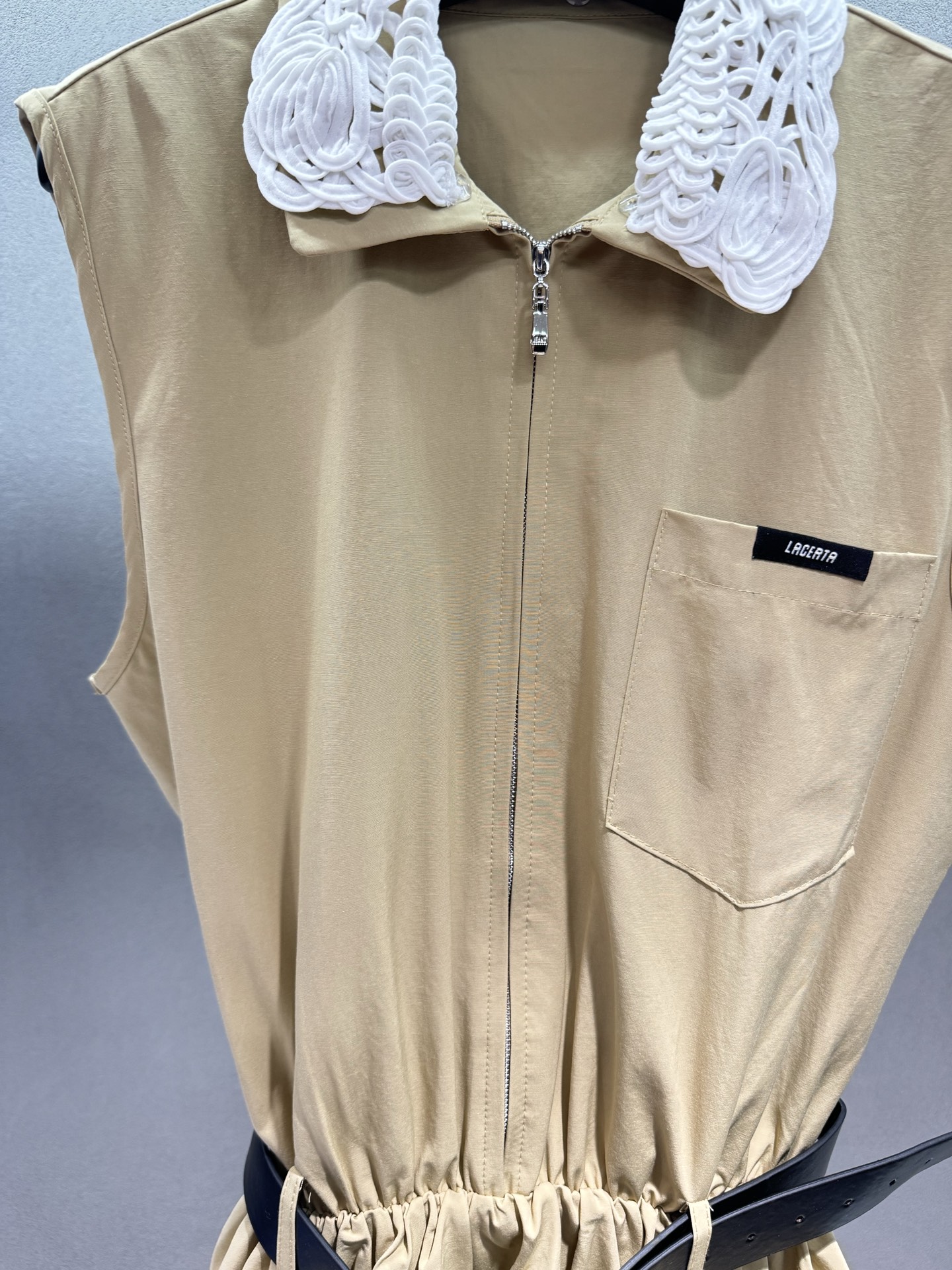 ￼ 🌾2026 SPring&Summer 🔥！lacer*ta，学院风蕾丝收腰连衣裙，立体盘花蕾丝翻领