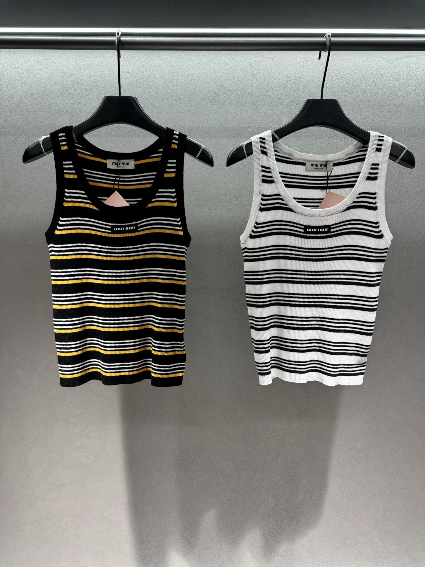 NO:802456,2026 Spring&Summer!  MiuMi*, contrasting color striped vest, pitted knitted fabric is soft and skin-friendly, super elastic, slim fit without pinching the flesh, and the details of the small logo on the chest are full, the Miu girl's natural vest is right~ Two colors, three sizes!  ,,miumiu,198609092026 Spring&Summer ！MiuMi*,撞色条纹背心, 坑条针织面料软糯亲肤,弹力超足, 修身不勒肉,胸口小标细节拉满, Miu系女孩的本命背心没错了～ 两色,三码！,,miumiu,,Women's clothing