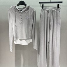 !克罗*心,十字套装,软乎乎的面料+blingbling的钻,温柔又带点小叛逆!少女感直接拉满,温柔又显 !克罗*心,十字套装,软乎乎的面料+blingbling的钻,温柔又带点小叛逆!少女感直接拉满,温柔又显