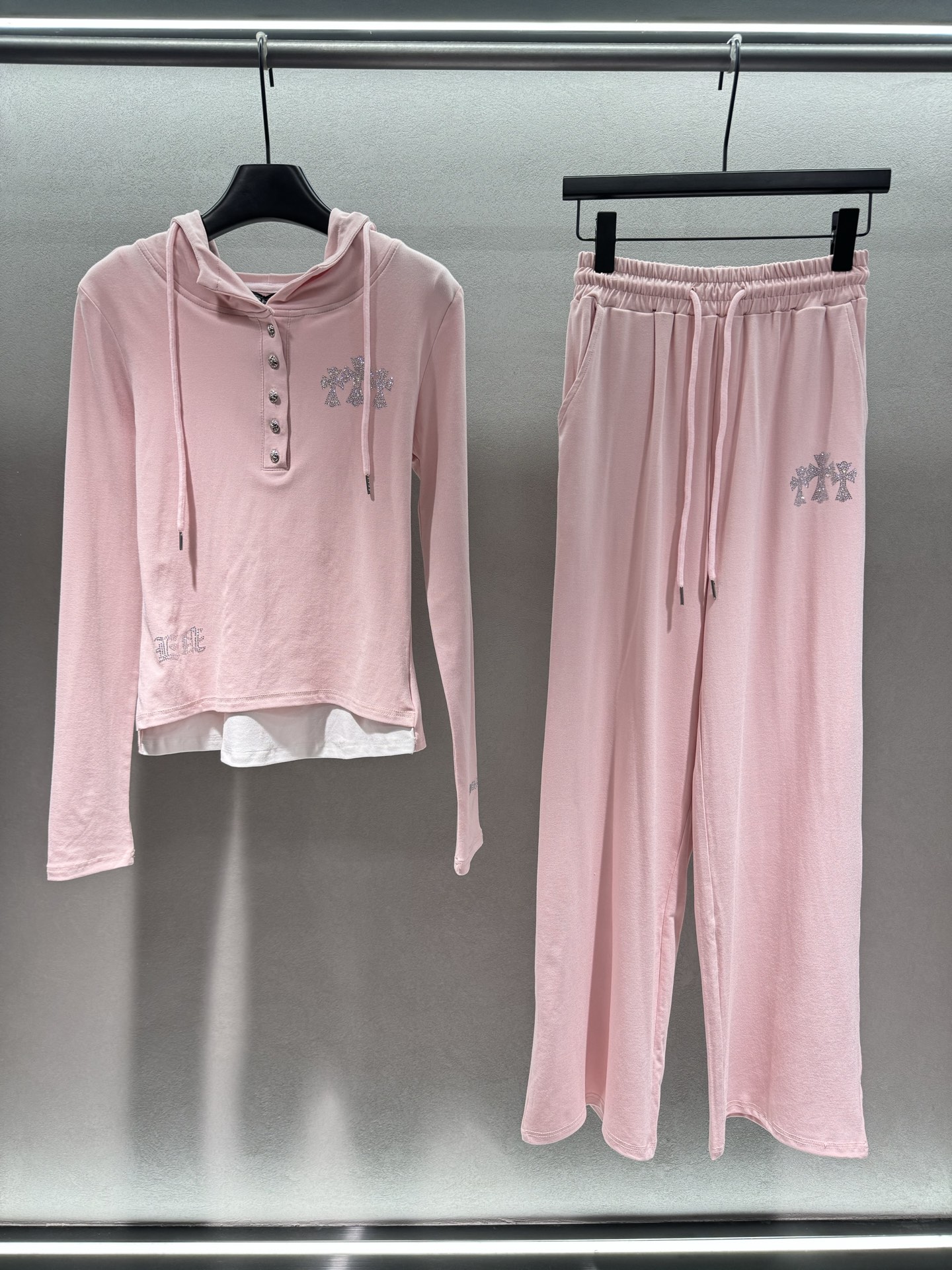 ！克罗*心,十字套装,软乎乎的面料+blingbling的钻，温柔又带点小叛逆！少女感直接拉满，温柔又显