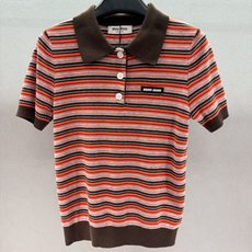 !MiuMiu条纹Polo,撞色条纹Polo也太有早春氛围感了,复古撞色条纹+深棕翻边领,自带美式复古滤 !MiuMiu条纹Polo,撞色条纹Polo也太有早春氛围感了,复古撞色条纹+深棕翻边领,自带美式复古滤