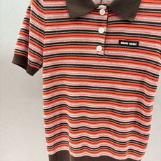 !MiuMiu条纹Polo,撞色条纹Polo也太有早春氛围感了,复古撞色条纹+深棕翻边领,自带美式复古滤 !MiuMiu条纹Polo,撞色条纹Polo也太有早春氛围感了,复古撞色条纹+深棕翻边领,自带美式复古滤