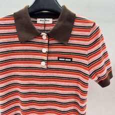 !MiuMiu条纹Polo,撞色条纹Polo也太有早春氛围感了,复古撞色条纹+深棕翻边领,自带美式复古滤 !MiuMiu条纹Polo,撞色条纹Polo也太有早春氛围感了,复古撞色条纹+深棕翻边领,自带美式复古滤