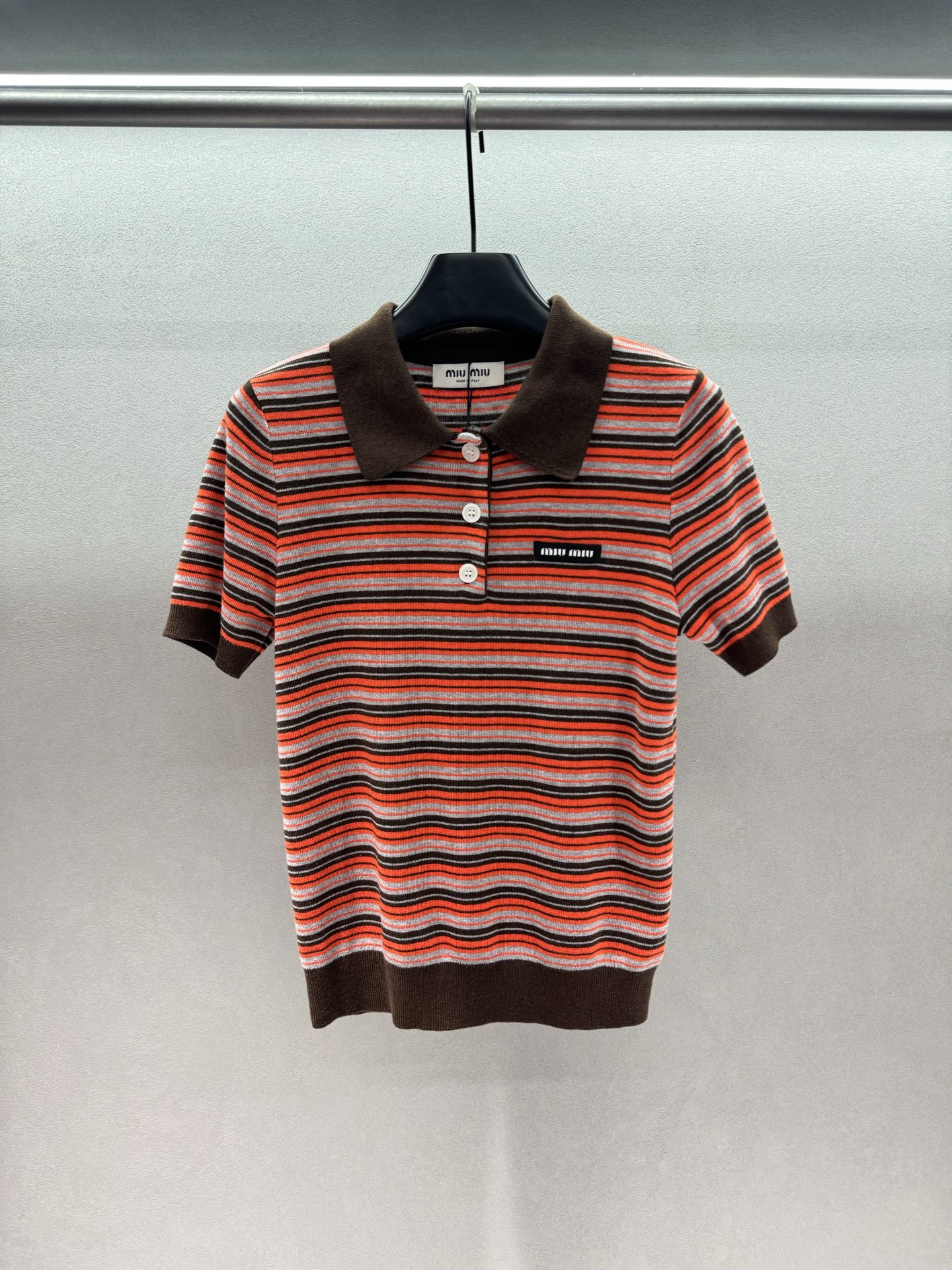 ！MiuMiu条纹Polo，撞色条纹Polo也太有早春氛围感了，复古撞色条纹+深棕翻边领，自带美式复古滤