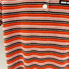 !MiuMiu条纹Polo,撞色条纹Polo也太有早春氛围感了,复古撞色条纹+深棕翻边领,自带美式复古滤 !MiuMiu条纹Polo,撞色条纹Polo也太有早春氛围感了,复古撞色条纹+深棕翻边领,自带美式复古滤