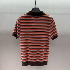 !MiuMiu条纹Polo,撞色条纹Polo也太有早春氛围感了,复古撞色条纹+深棕翻边领,自带美式复古滤 !MiuMiu条纹Polo,撞色条纹Polo也太有早春氛围感了,复古撞色条纹+深棕翻边领,自带美式复古滤