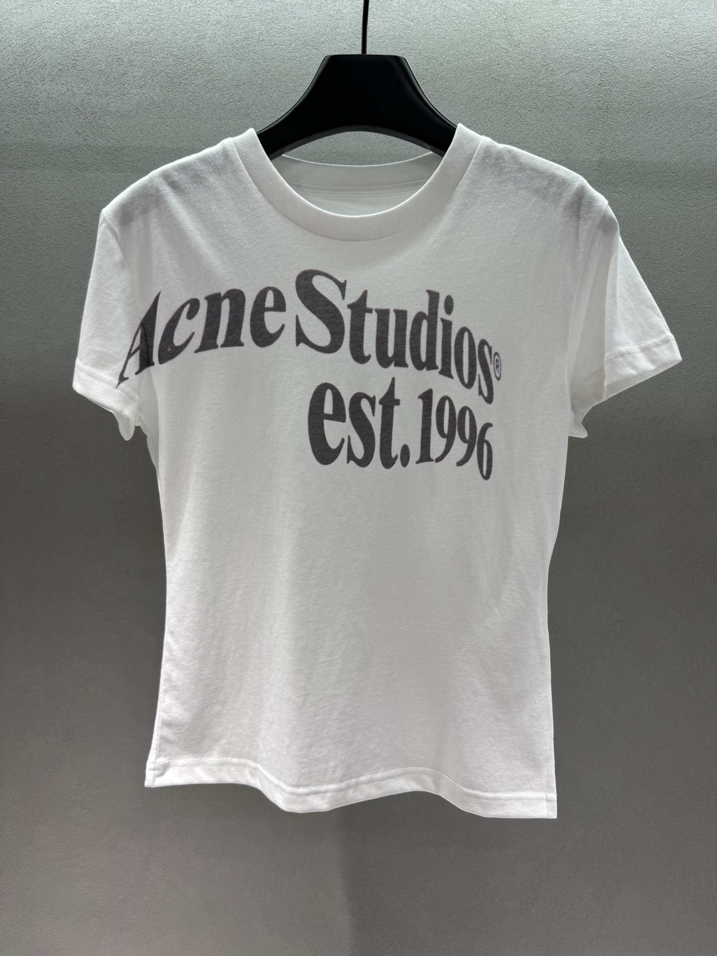 ￼ 🌾2026 SPring&Summer 🔥！Acn*e 经典白T，衣柜里的万能选手，谁能拒绝一件简约