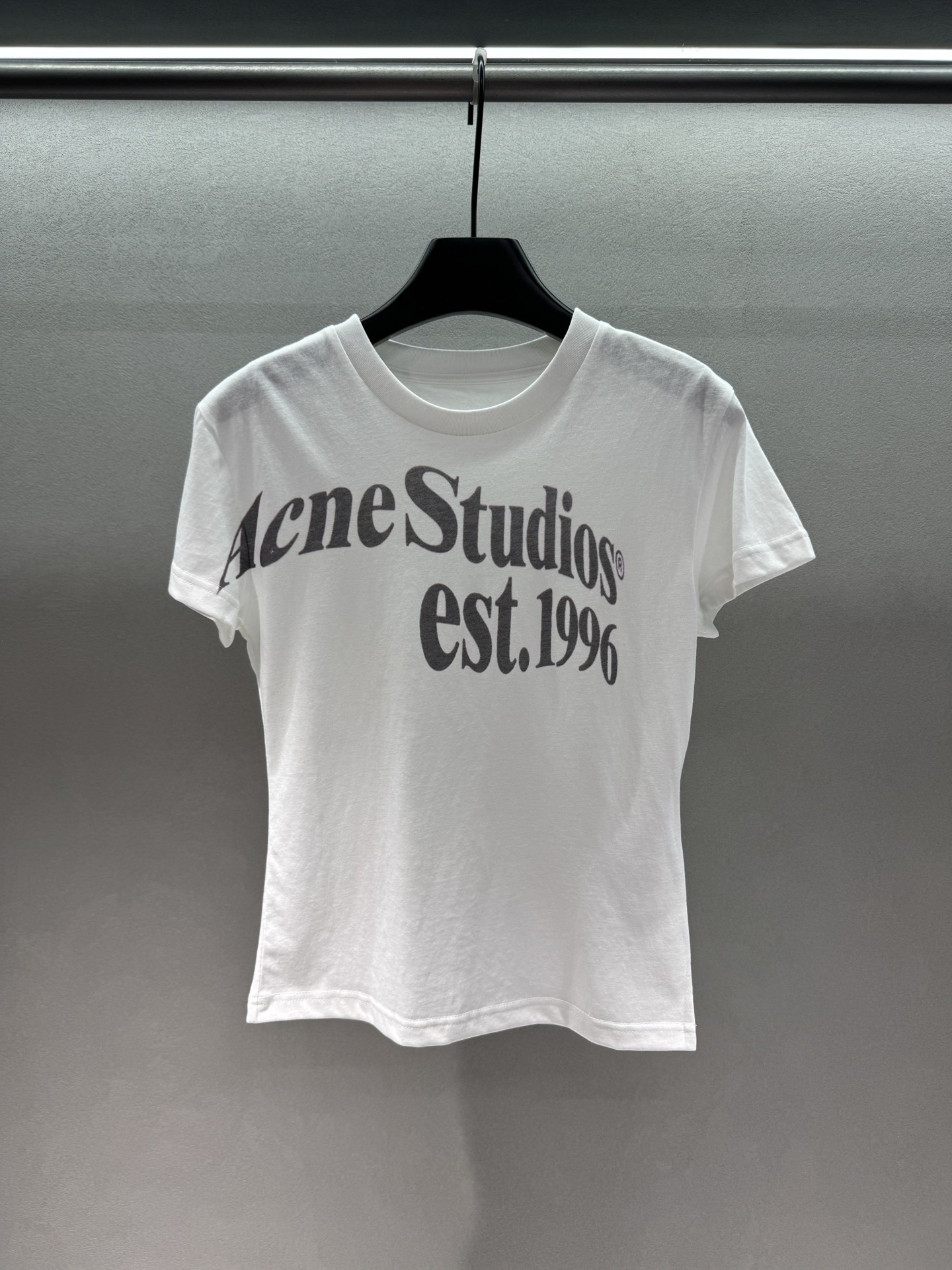 NO:833080,2026 Spring&Summer Acn*e classic white T, the universal player in the wardrobe, who can refuse a simple and high-end basic white T, with old gray tone letter printing + retro fonts, it has a lazy atmosphere, the slub cotton fabric is soft and skin-friendly, breathable and not sweaty, slightly slim fit, refreshing when worn alone, looks great when layered with suits or sweaters. It can be worn in early spring, early summer, and early autumn.  Contracted for a whole year's outfit ~ Three sizes!  ,,hoodie,sweatshirts,business suit,198609092026 Spring&Summer Acn*e 经典白T, 衣柜里的万能选手, 谁能拒绝一件简约又高级的基础白T啊, 做旧灰调字母印花+复古字体, 自带慵懒氛围感, 竹节棉面料软糯亲肤,透气不闷汗, 微修身版型,单穿清爽, 叠穿西装、卫衣都超好看 早春、初夏、初秋都能穿, 承包一整年的穿搭～ 三码！,,hoodie,sweatshirts,business suit,,Women's clothing