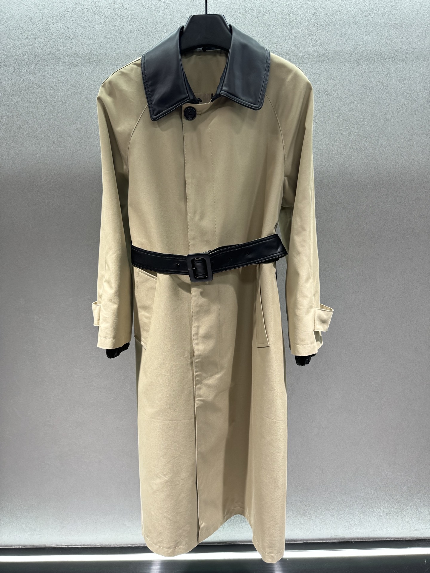 ￼ 🌾2026 SPring&Summer 🔥 ！BV编织羊皮领风衣，卡其色本就是永不过时的经典，加上可