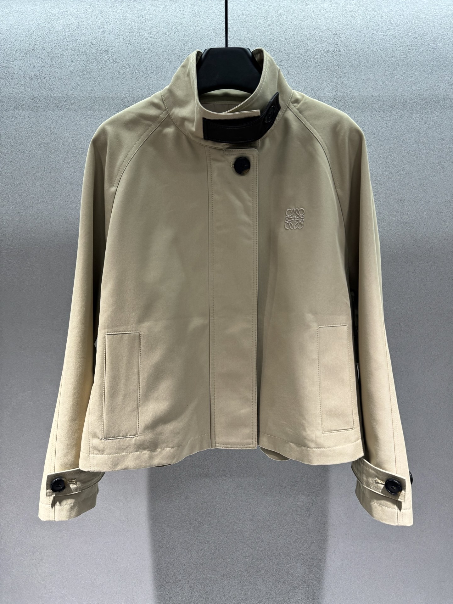 ￼ 🌾2026 SPring&Summer 🔥 ！LOEW*羊皮立领短款夹克，经典Anagram压纹lo