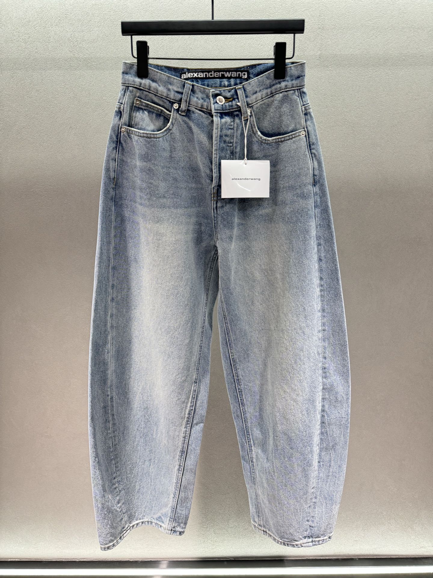 NO:802479,2026 Spring&Summer!  AW ripped logo wide-leg jeans, distressed washed, retro and cool, high waist and wide legs, huge muscles showing long legs, ripped letters on the back pocket, full design, versatile, versatile, one pair of pants can be worn in many ways ~ Three sizes!  ,,jeans,198609092026 Spring&Summer ！AW破洞logo阔腿牛仔裤, 做旧水洗,复古潮酷, 高腰阔腿,巨藏肉显腿长, 后袋破洞字母,设计感拉满, 百搭万能,一裤多穿～ 三码！,,jeans,,Women's clothing