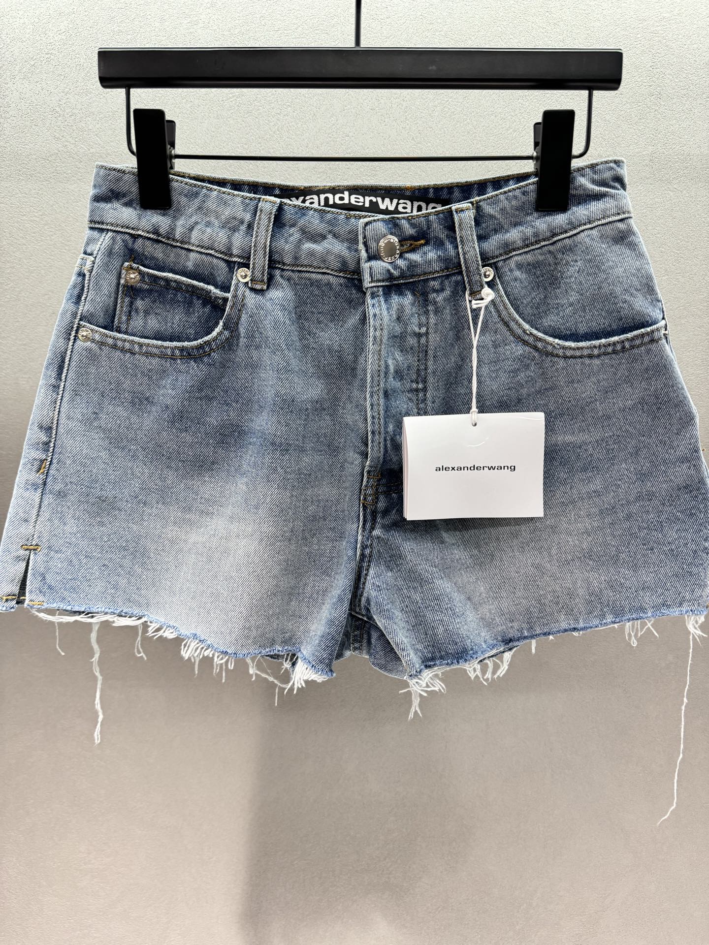 NO:802473,2026 Spring&Summer!  AW ripped logo wide-leg denim shorts, distressed washed, retro and cool, high waist and wide legs, huge muscles showing long legs, ripped letters on the back pocket, full of design, versatile, versatile, one pants can be worn in many ways~ Three sizes!  ,,shorts,198609092026 Spring&Summer ！AW破洞logo阔腿牛仔短裤, 做旧水洗,复古潮酷, 高腰阔腿,巨藏肉显腿长, 后袋破洞字母,设计感拉满, 百搭万能,一裤多穿～ 三码！,,shorts,,Women's clothing