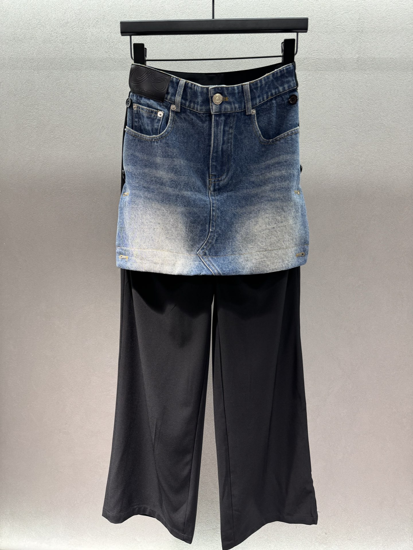 NO:802467,2026 Spring&Summer!  Ann, the fake two-piece spliced ​​trousers, the contrasting design of denim waistband + drapey black trousers, and the detachable denim skirt piece are really a genius!  The top is a pair of sweet and cool fake ones, and the other is a pair of neat wide-leg trousers. One pair unlocks two styles. The high-waisted wide-leg version has a lot of hidden muscles, and it can turn into 37-minute long legs in seconds. It is suitable for a capable professional person when commuting, and a hot girl will become a god when she goes out on the street. The trousers for early spring are undoubtedly ~ size 3!  ,,skirts,198609092026 Spring&Summer ！Ann,假两件拼接裤, 牛仔腰头+垂感黑西裤的撞色设计, 可拆卸牛仔裙片真的是神来之笔！ 装上是甜酷假两件, 拆了是利落阔腿西裤,一条解锁两种风格, 高腰阔腿版型巨藏肉,秒变三七分大长腿, 通勤穿是干练职场人,辣妹出街直接封神, 早春神裤无疑了～ 三码！,,skirts,,Women's clothing