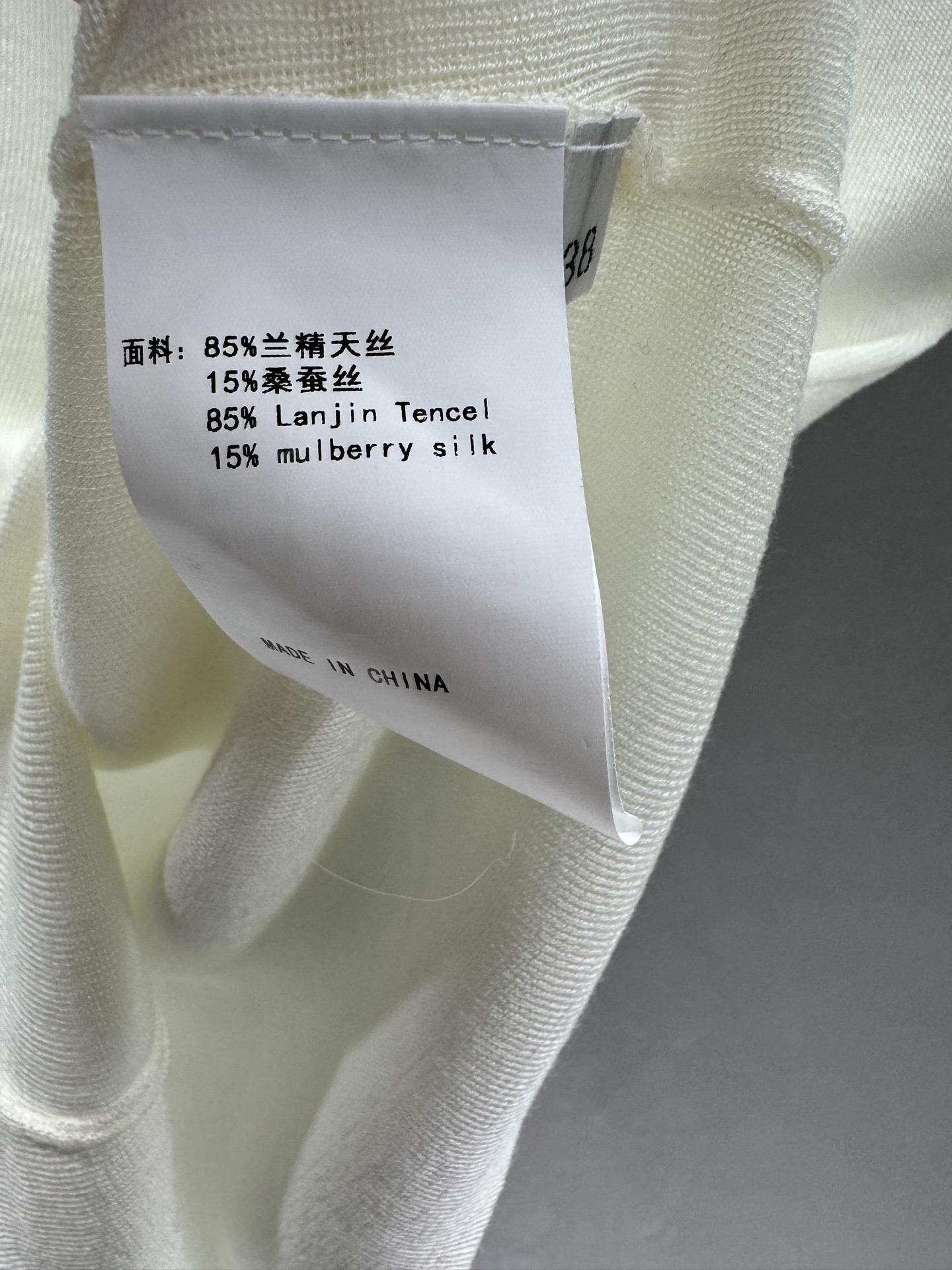 ￼ 🌾2026 SPring&Summer 🔥 ！小蜜蜂V领针织衫直接焊死高级感，软糯亲肤的针织面料，透