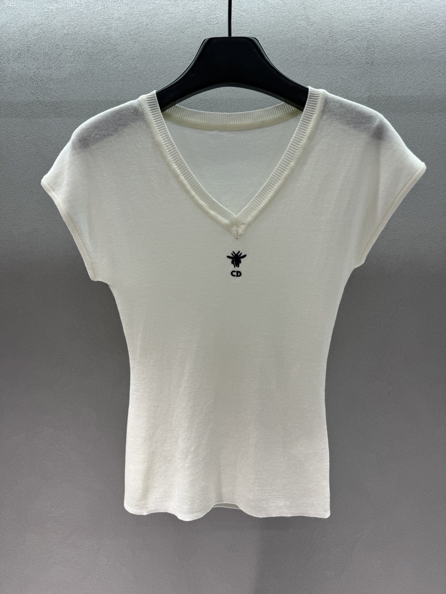 NO:802464,2026 Spring&Summer!  The Little Bee V-neck sweater directly welds a sense of luxury. The soft and skin-friendly knitted fabric is breathable and comfortable. The classic V-neck elongates the neckline, and the small flying sleeves hide the fat. It can be worn with confidence even if you are a fat figure. The little bee embroidery on the chest is exquisite and small, low-key and recognizable. The black and white colors are universal basic styles. They can be worn alone or layered to enhance the atmosphere~ Two colors, three sizes!  ,,198609092026 Spring&Summer  ！小蜜蜂V领针织衫直接焊死高级感, 软糯亲肤的针织面料,透气又舒服, 经典V领拉长颈线,小飞袖藏住拜拜肉, 微胖身材也能放心穿, 胸前小蜜蜂刺绣精致小巧,低调又有辨识度, 黑、白两色都是万能基础款, 单穿百搭,叠穿更是氛围感拉满～ 两色,三码！,,,Women's clothing