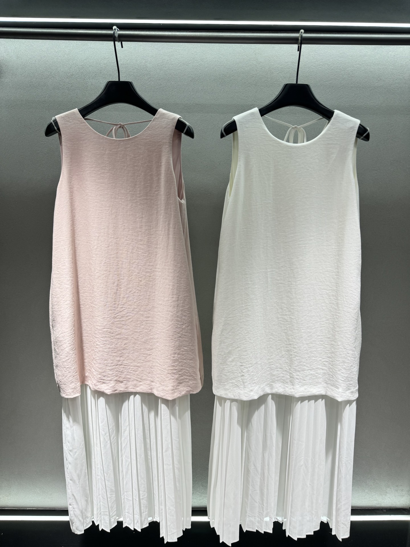 NO:802458,2026 Spring&Summer designer fake two-piece dress, which directly fills up the looseness. The two colors are gentle to the core. The linen-like fabric is breathable and comfortable. The fake two-piece stitched pleated hem makes the layering feel directly full. It is super elegant when walking. The back strap design is carefully pulled up to make you look slim and elegant. The A-line version has a lot of fat, and the pear-shaped figure is straight~ Two colors, three sizes!  ,,skirts,198609092026 Spring&Summer  设计师款假两件连衣裙, 直接把松弛感拉满了, 两色温柔到骨子里,亚麻感面料透气又舒服, 假两件拼接百褶下摆,层次感直接拉满, 走路带风超飘逸,后背绑带设计, 小心机拉满,显瘦又显气质, A字版型巨藏肉,梨形身材直接冲～ 两色,三码！,,skirts,,Women's clothing