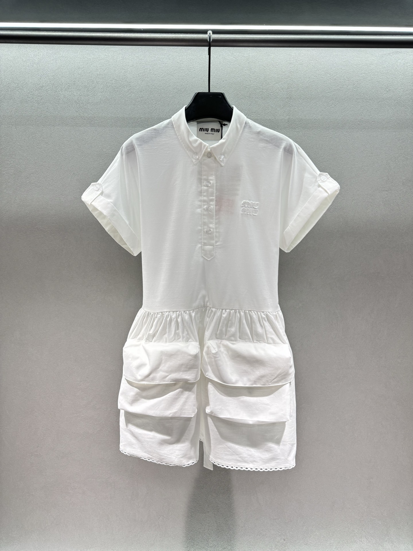 NO:802446,2026 Spring&Summer!  MiuMi*, pocket shirt dress, semi-open lapels + rolled short sleeves, neat and age-reducing, super large three-dimensional multi-layered pockets, full of work clothes but also hiding the flesh, the lace at the hem is sweet and sexy, the sweet-cool balance is straight to the full, the waist-cut bud skirt greatly shows the proportion, the legs become 37-30 minutes in seconds, the sweet and cool girl of miu type can just go for it~ Two colors, three sizes!  ,,miumiu,skirts,shirts,T-shirt,198609092026 Spring&Summer ！MiuMi*,口袋衬衫裙, 翻领半开襟+卷边短袖,利落又减龄, 超大立体多层口袋,工装感拉满还超藏肉, 下摆蕾丝花边又甜又欲, 甜酷平衡感直接拉满, 收腰花苞裙摆巨显比例,秒变三七分大长腿, miu系甜酷女孩直接冲就完事～ 两色,三码！,,miumiu,skirts,shirts,T-shirt,,Women's clothing
