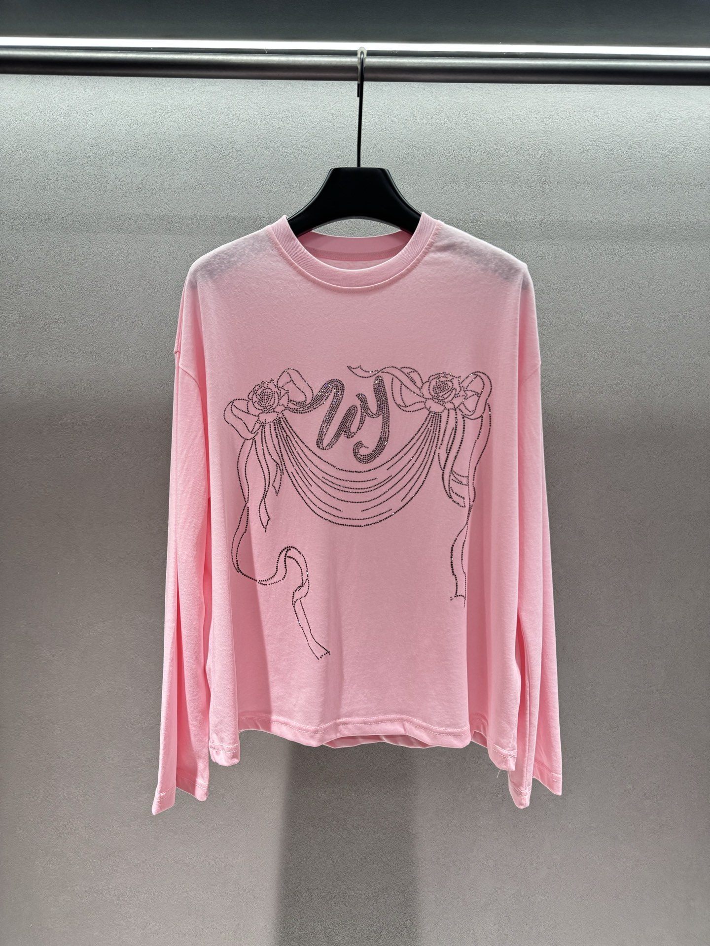 NO:802455,2026 Spring&Summer!  UooYa*, pink hot-drilled long-sleeved T, so tender and glowing cherry blossom pink, whitening and uplifting, delicate hot-drilled rose ribbon pattern on the chest, directly filling the atmosphere, not a niche style, soft and skin-friendly fabric, loose fit to hide the flesh and comfortable, paired with jeans for daily relaxation, paired with a pleated skirt for a sweet and spicy pure lust style, the spring and summer atmospheric top must be this~ Three sizes!  ,,skirts,jeans,198609092026 Spring&Summer ！UooYa*,粉色烫钻长袖T, 嫩到发光的樱花粉,显白又提气色, 胸前精致烫钻玫瑰丝带图案, 氛围感直接拉满,小众不撞款, 软糯亲肤的面料,宽松版型藏肉又舒服, 搭牛仔裤是日常松弛感, 配百褶裙是甜辣纯欲风, 春夏氛围感上衣非它莫属～ 三码！,,skirts,jeans,,Women's clothing